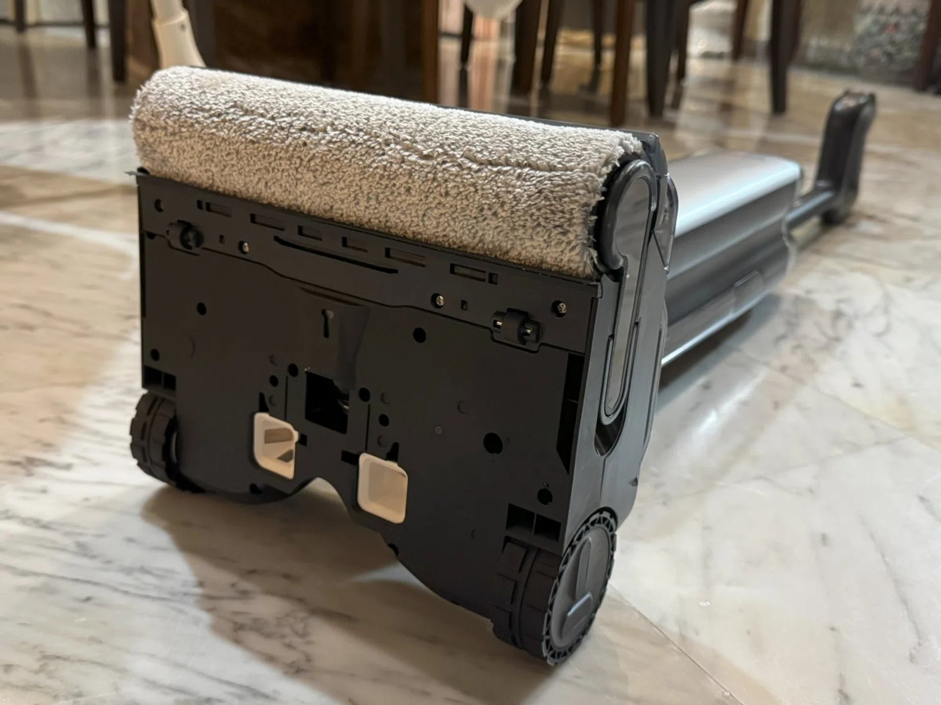 The vacuum is actually behind the wet mop roller. Photo: HWZ