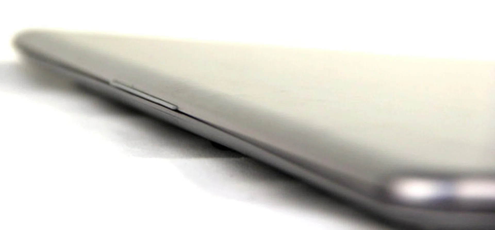 The curvature formed around the notebook ends when the lid is closed helps you carry it around very comfortably.