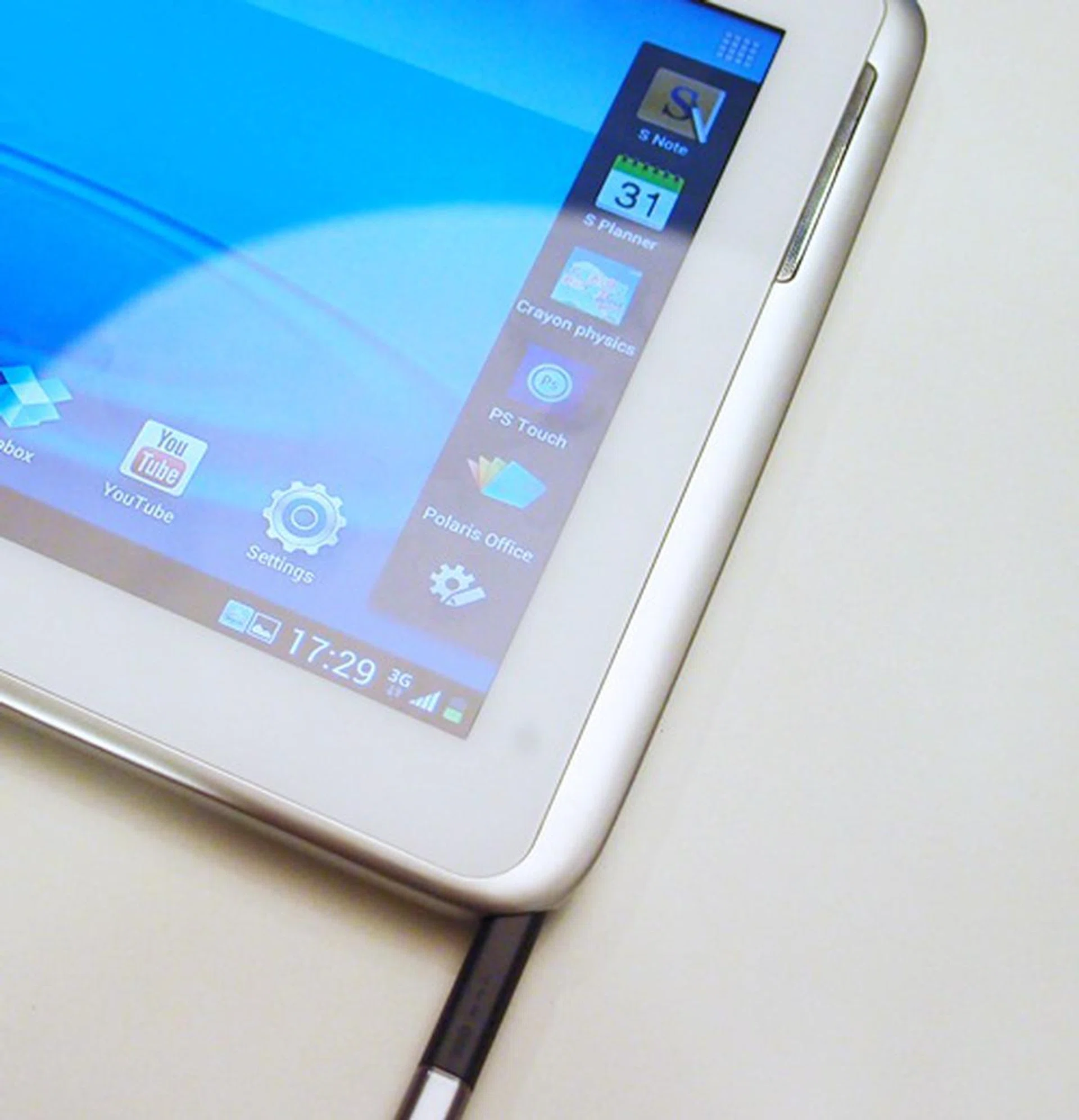 On removing the S Pen from the tablet, a pop-up toolbar intuitively emerges with relevant note-taking shortcuts. If you prefer for, say, the PS Touch app to open immediately, that can be easily configured by selecting the edit icon at the bottom of the bar. Alternatively, navigate your way to Settings.