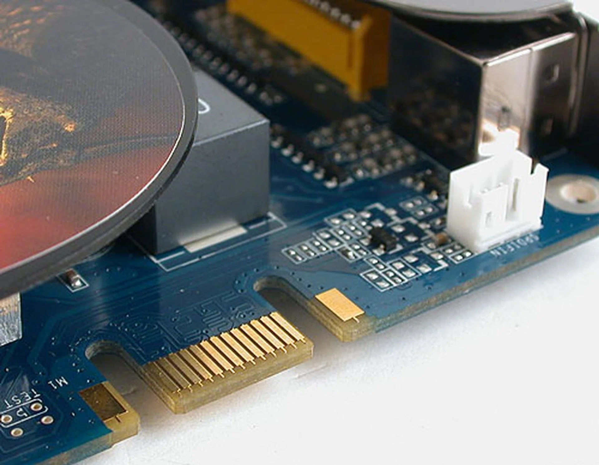 Like its higher end compatriots, the GeForce 9500 GT is capable of SLI (only two way). The white pin connector you see here is for S/PDIF input, so this card can output to a display through HDMI with the right cables and adapters. 