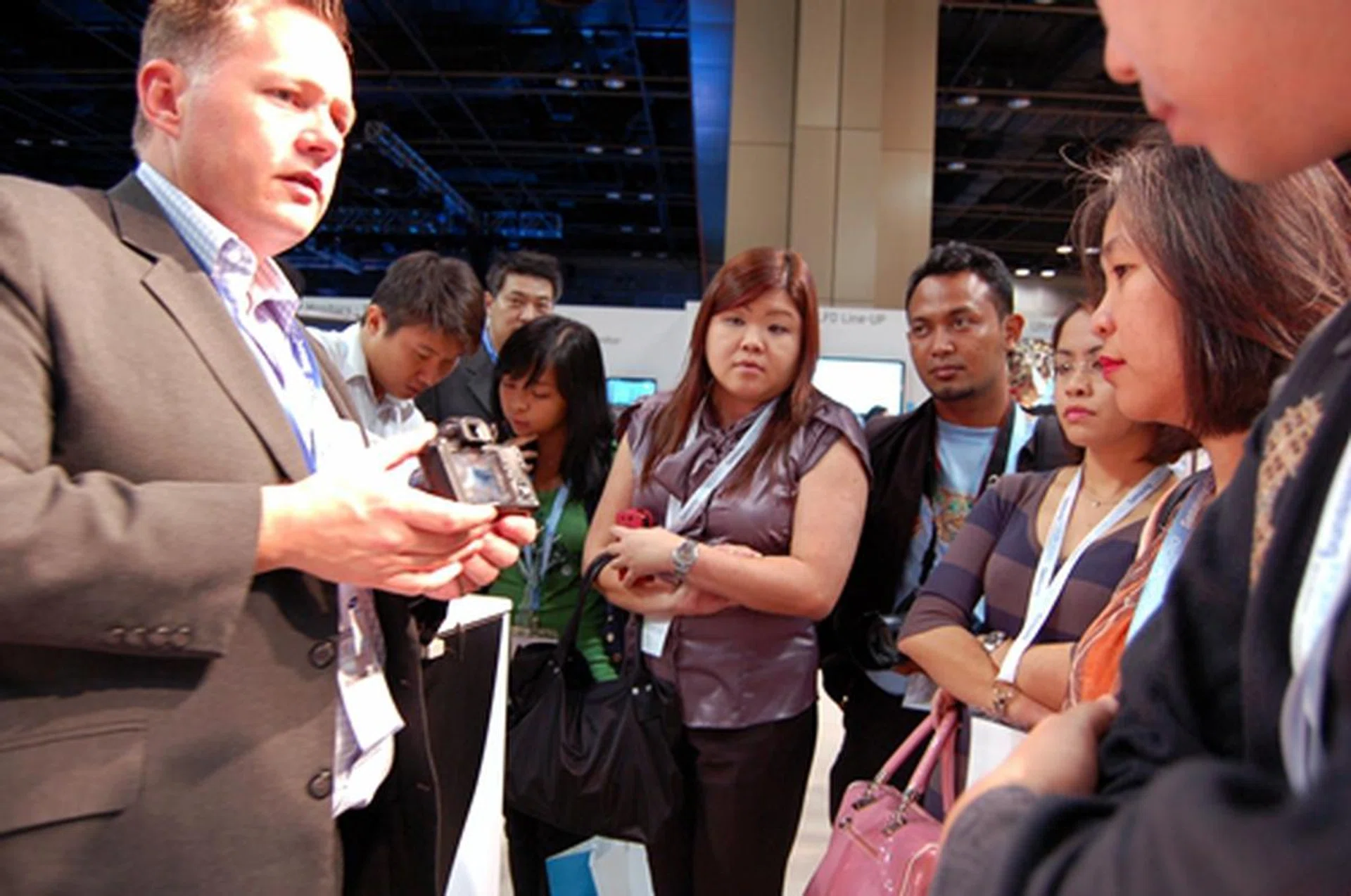 Ben Halcomb, digital imaging product manager of Samsung Australia, sharing his photographic experience while shooting on the NX10 with an enthusiastic crowd.