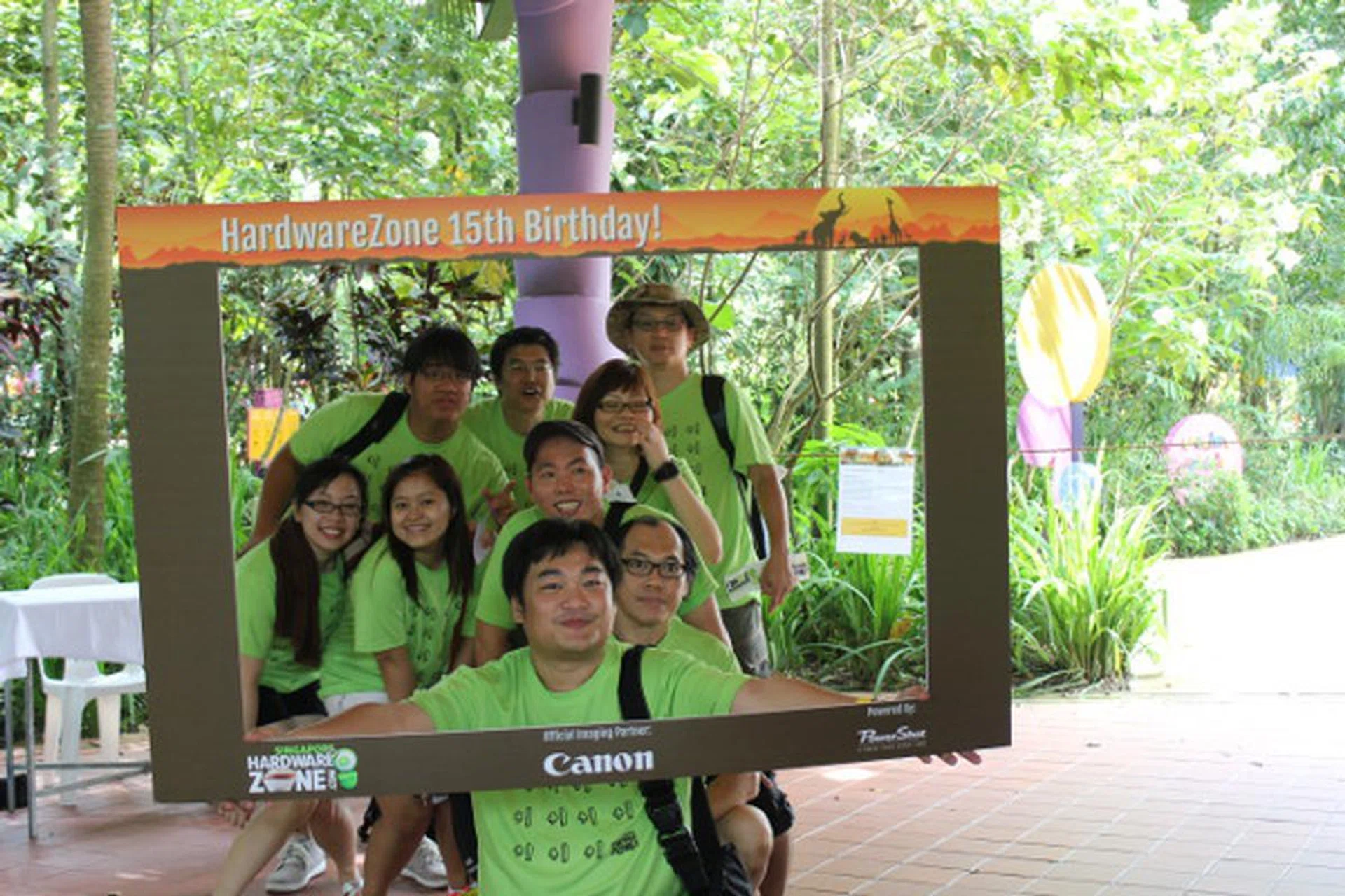 At the end of each mini-game, each team was required to take a group photo. There were different themes for each game station, and the group who best portrayed the theme in their group shot stood to win prizes. 