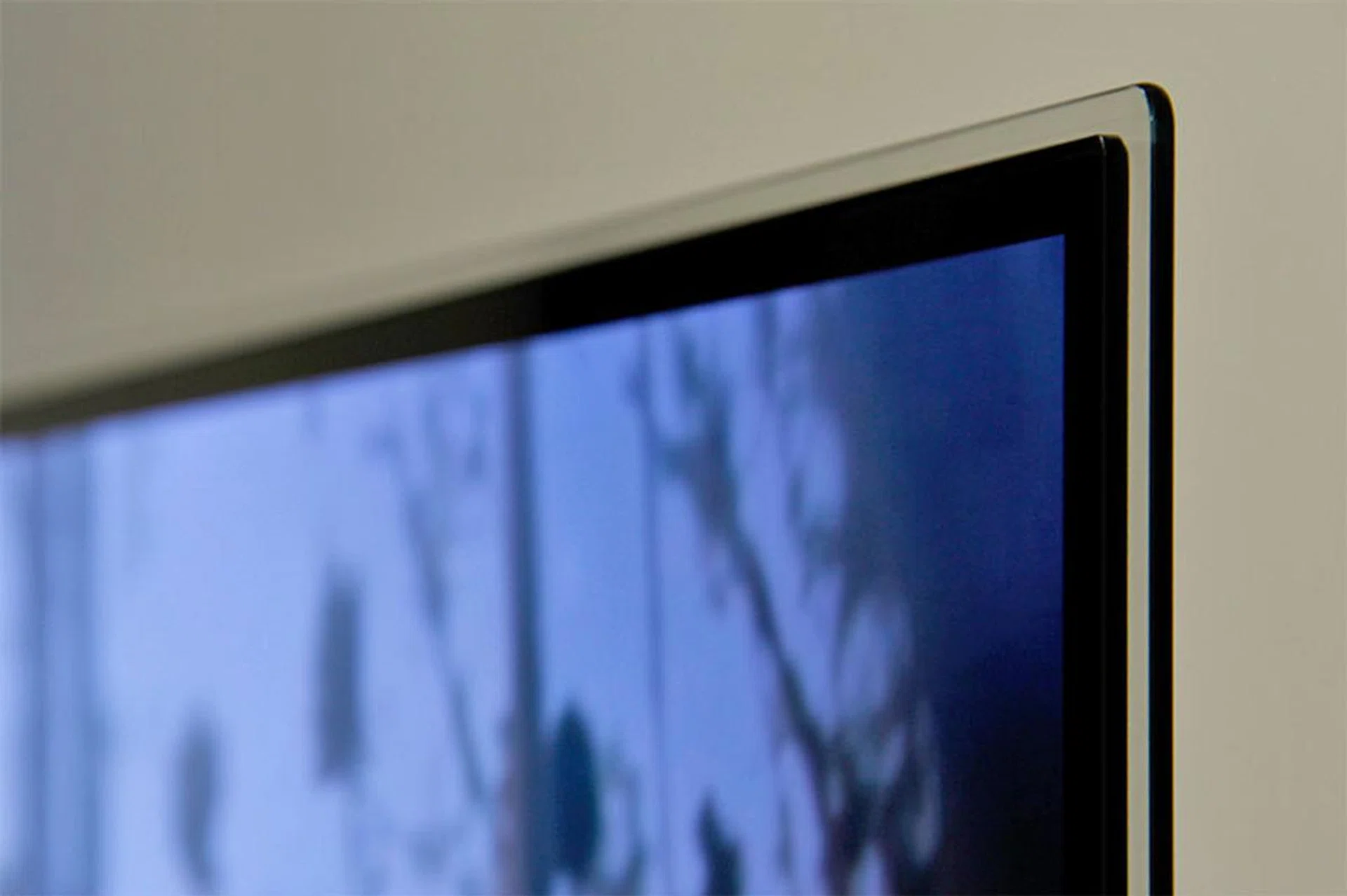 As the W7T strives for the screen-on-wall look, the G7T continues with its screen-on-glass look. 