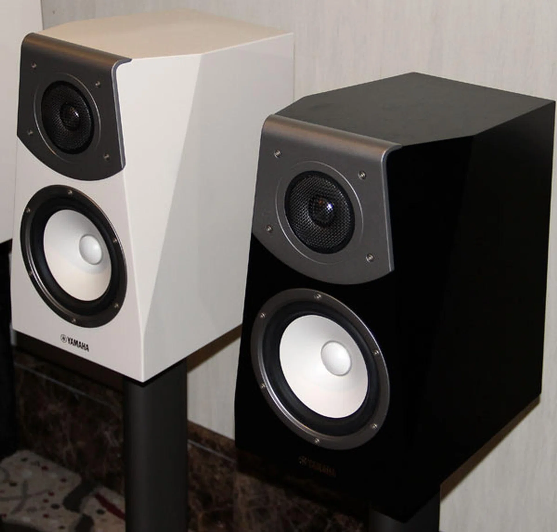 The Soavo NS-B591 bookshelf speakers can be mounted on stands for easy placement around your listening space.