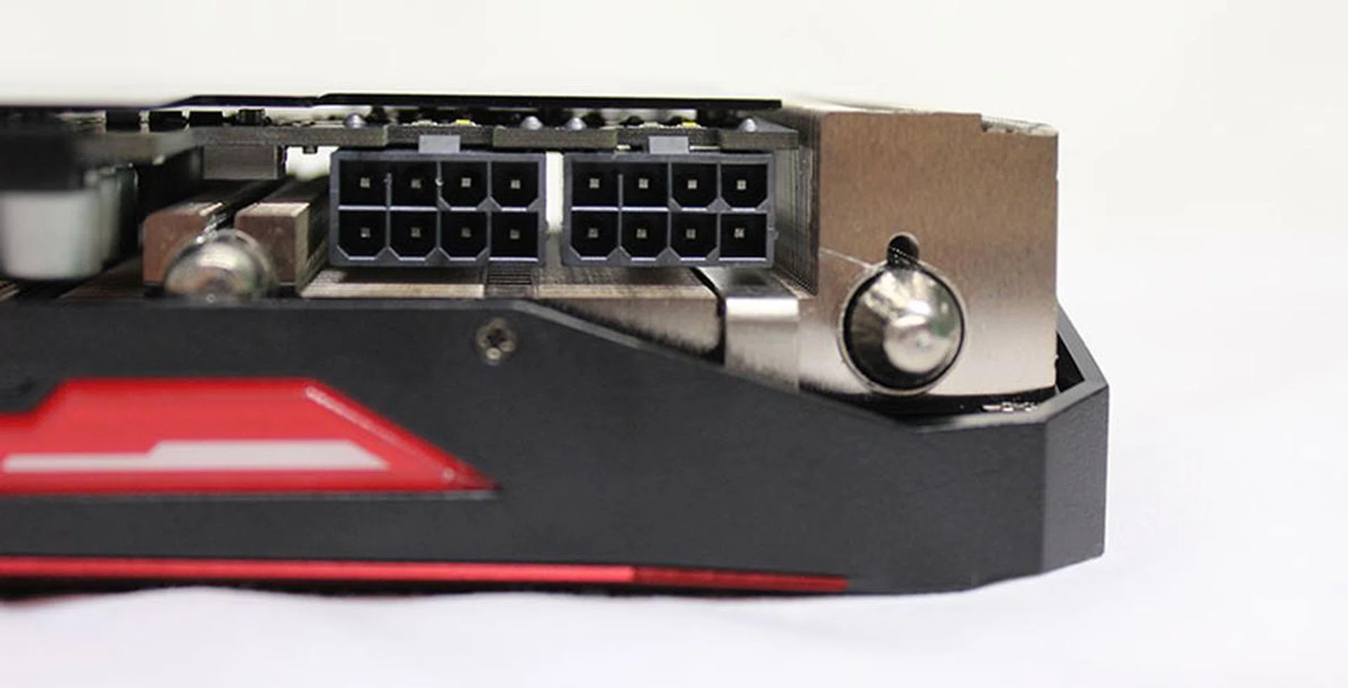 The Strix GeForce GTX 980 Ti utilizes dual 8-pin PCIe power connectors.