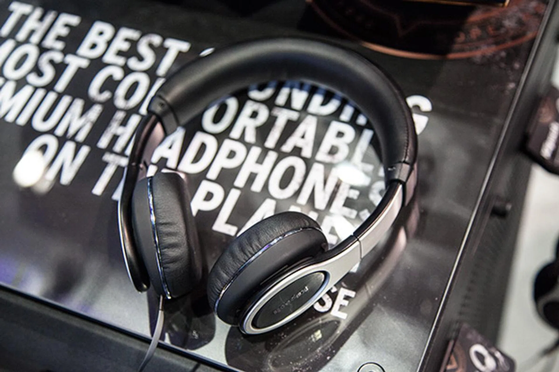 The new Klipsch Reference On-Ear headphones was built from the ground up with focus on proper representation of music from any genre. Built with 40mm neodymium full range drivers, the new headphones are built for comfort as well as simplicity. Featuring tangle-resistant flat cable, the headphones also comes with an advanced three-button remote and microphone, offering full control on iPhones and iPods while allowing phone calls to be made.