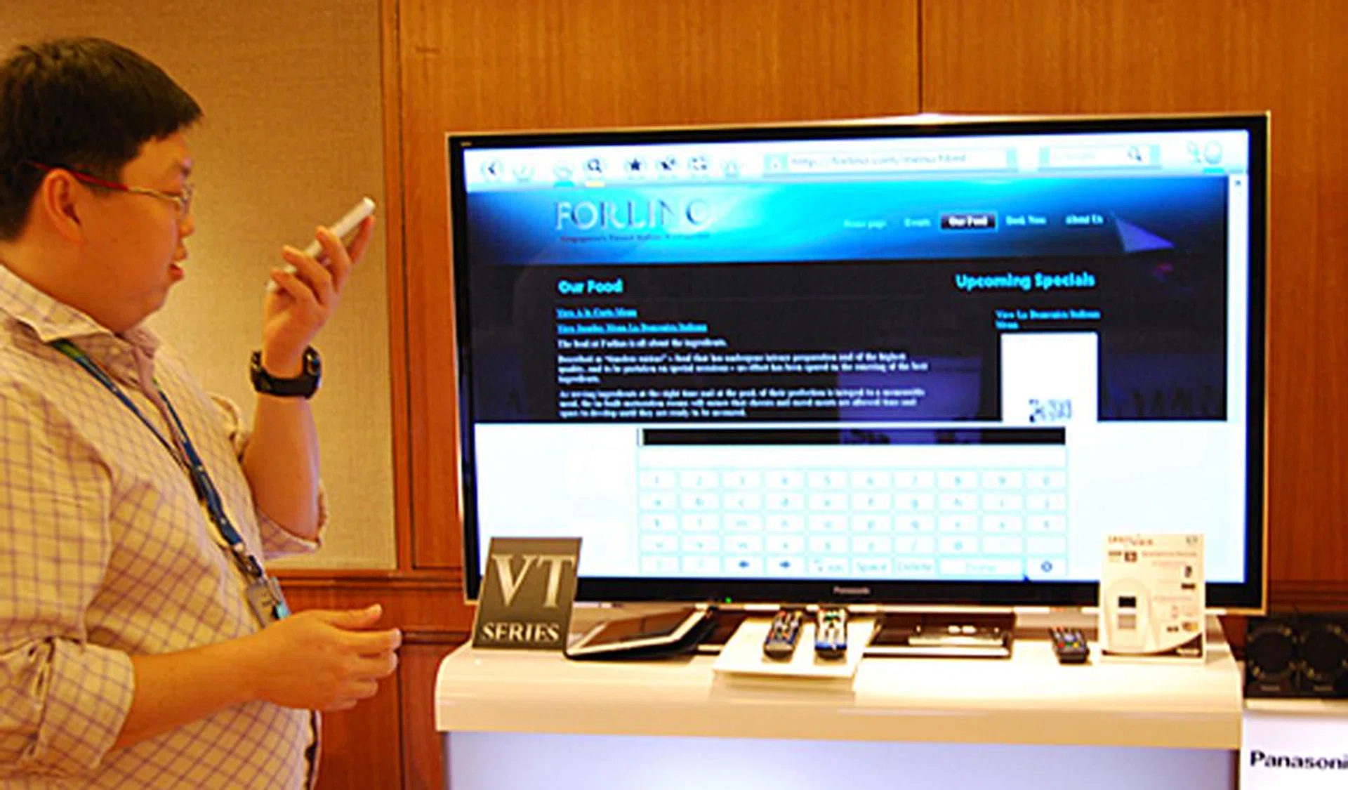 Besides touch and tap control with the smartphone via the Panasonic app, you can also issue voice commands. Here Mr. Will Yu uses his Android smartphone to execute a search query.