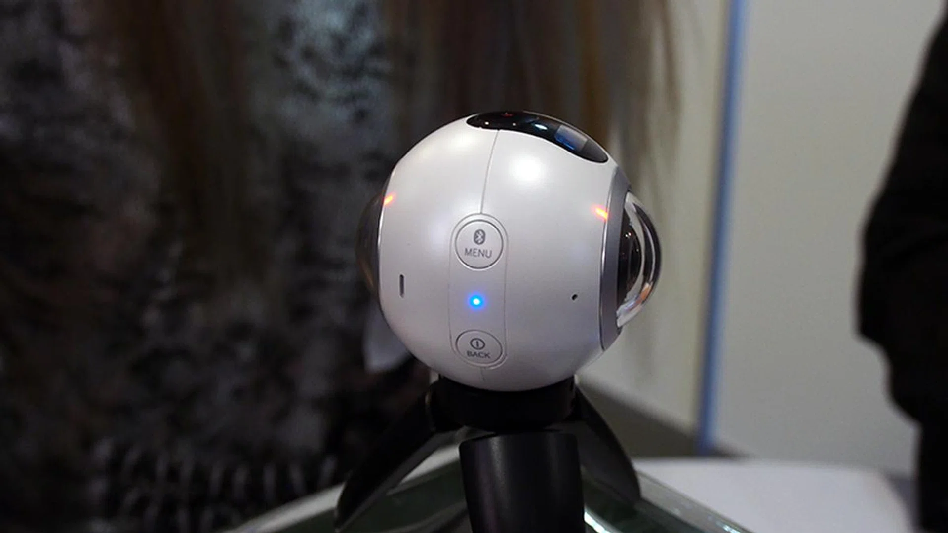 The orange LEDs on the side of the Gear 360 indicates which camera is active. In this case, both fish-eye lenses are recording.