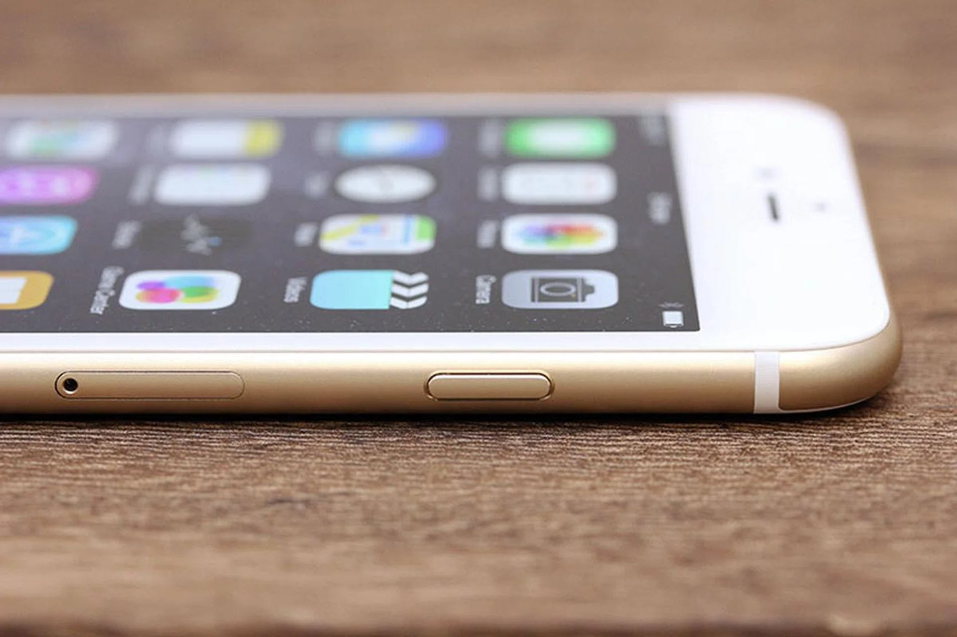 With the increase in display size, the power/sleep button has been moved to the side to make it easier to reach.