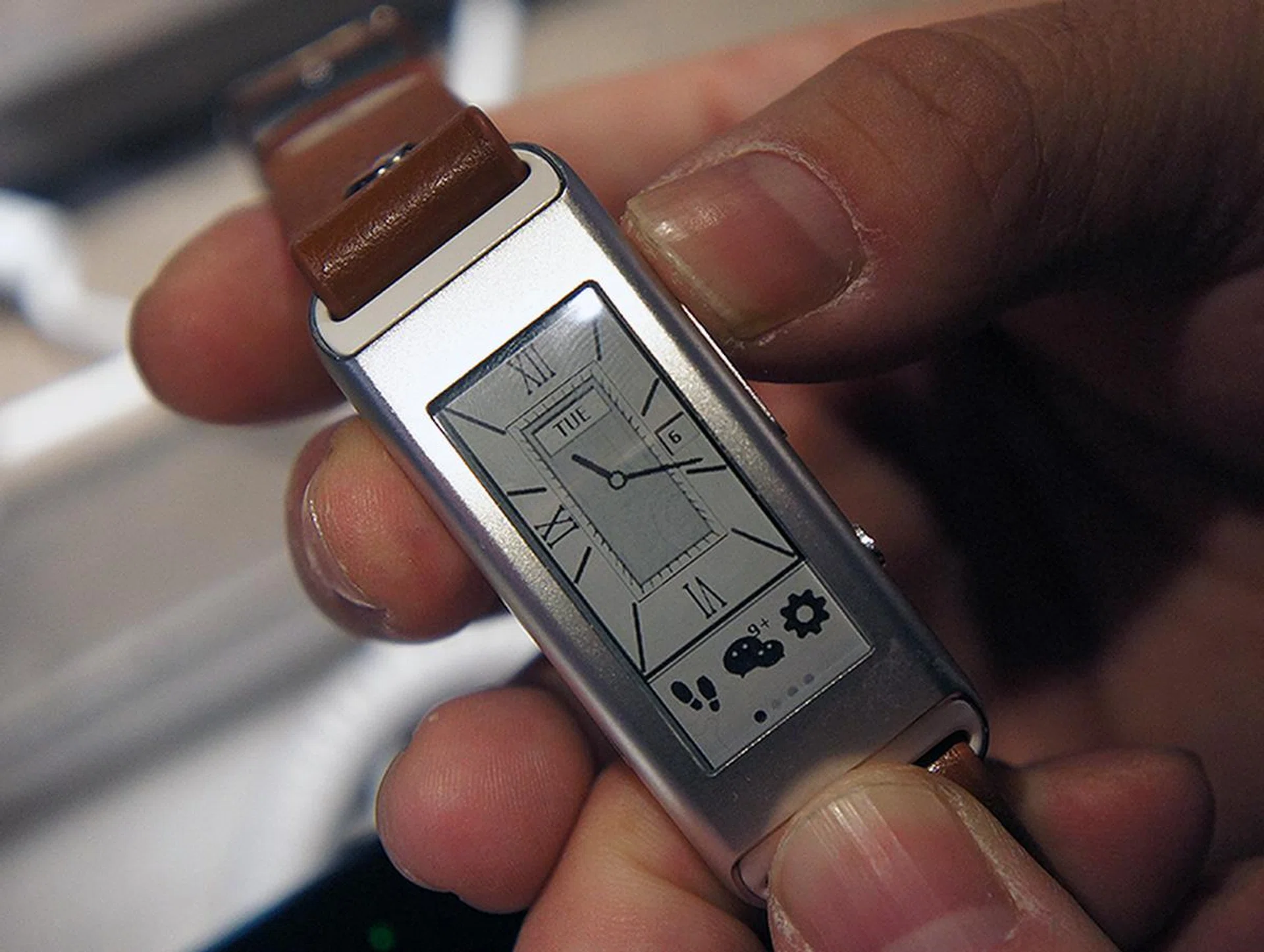 The watch face is customizable and users can even design their own with an accompanying app.