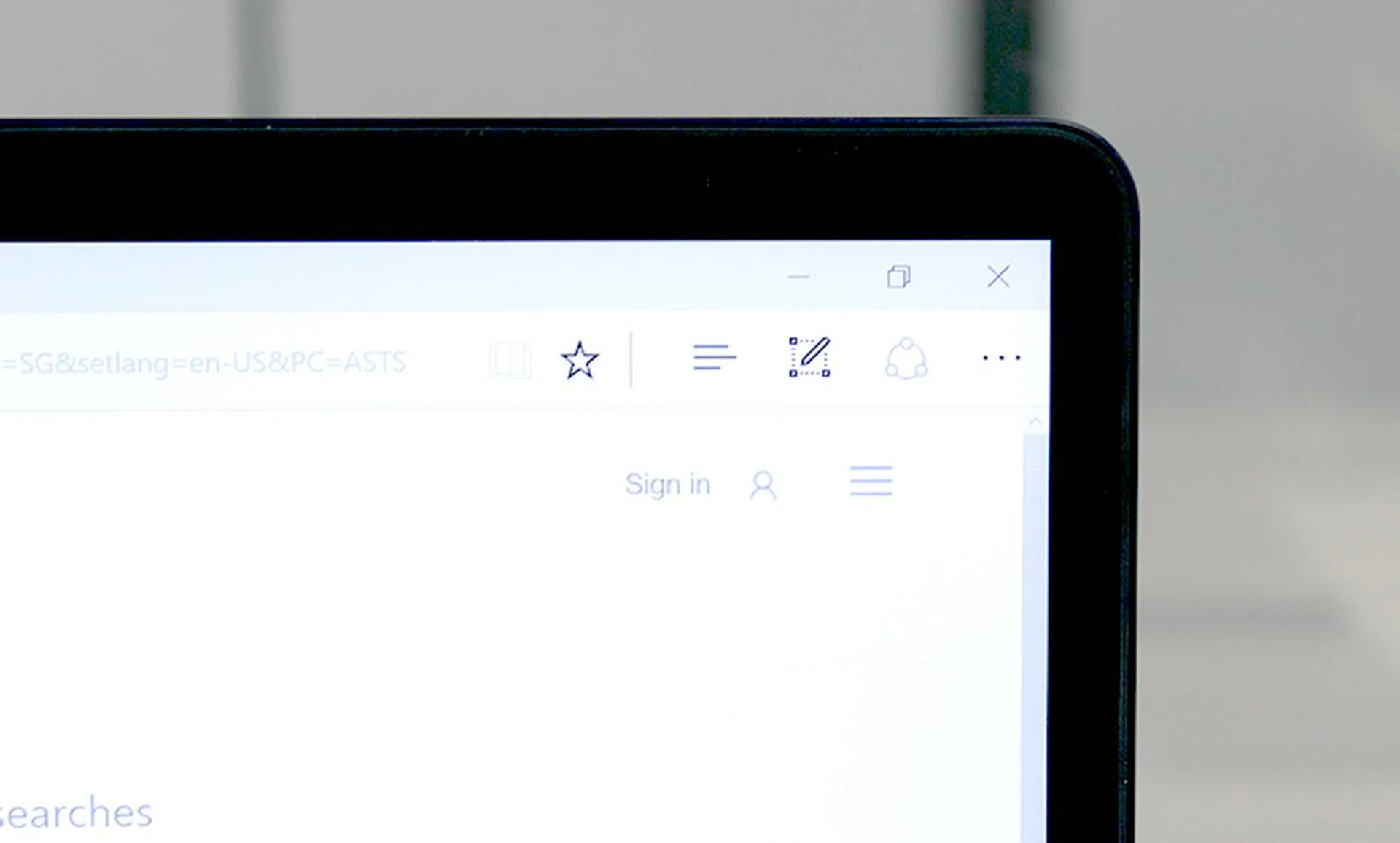 The bezels are really thin, giving the ZenBook 3 Deluxe a screen-to-body ratio of about 84%.