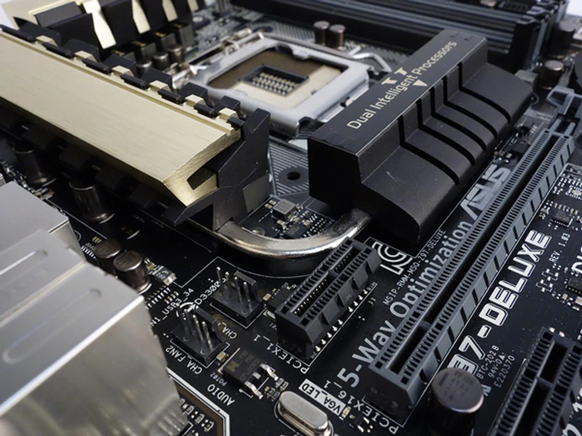 From this angle, we have a clearer view of the heatpipe that links the heatsink triplet.