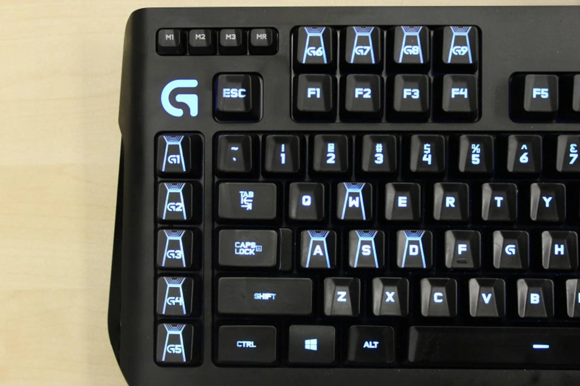 The 9 customizable buttons are clumped together within easy reach of the left hand.