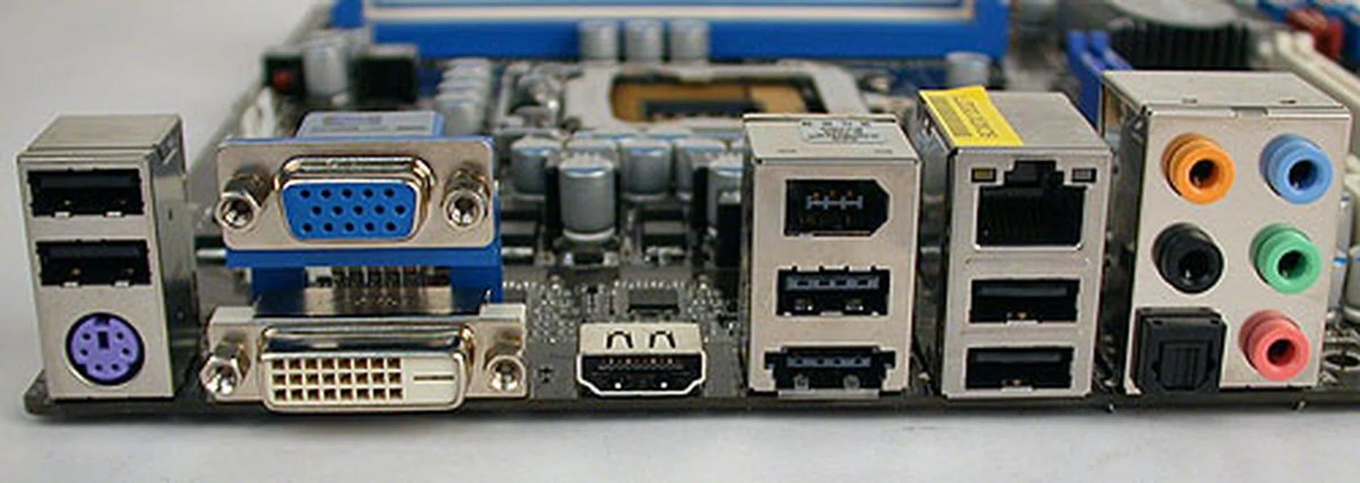 Besides the standard trio of HDMI, DVI and analog VGA outputs, this board also had FireWire, an eSATA/USB combo port, LAN port, optical S/PDIF output and the usual USB 2.0 ports.