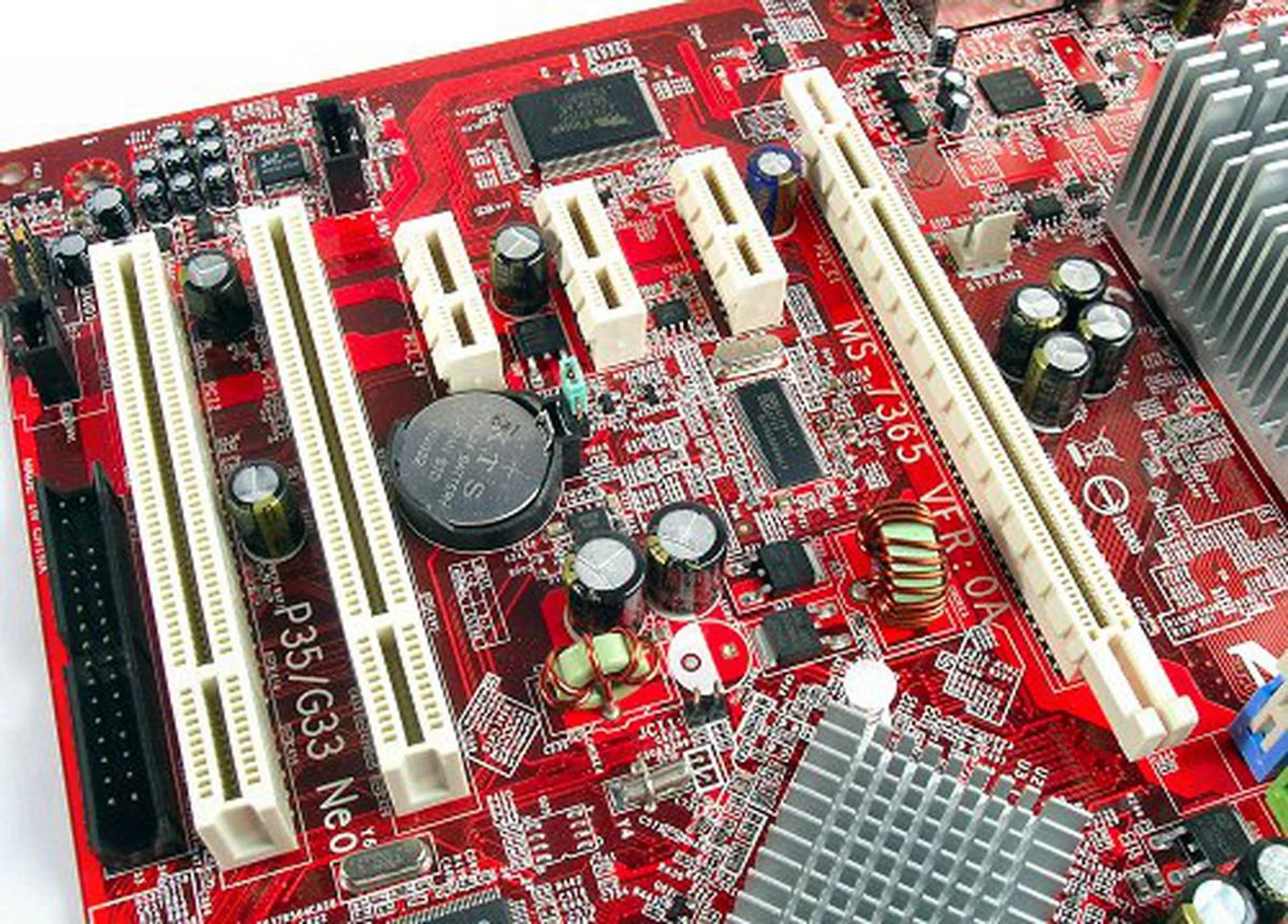 The P35 Neo will sport three PCIe x1, two PCI and one PCIe x16 slot. Notice the location of the Floppy connector here.