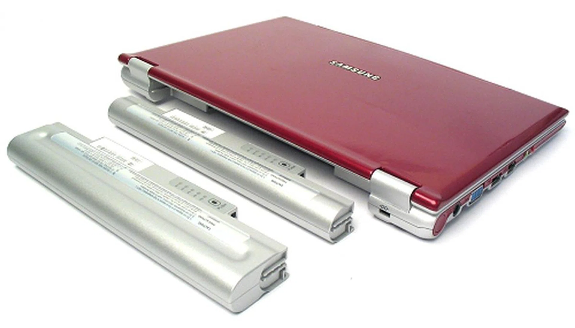 Power capacity of the extended and standard battery packs for the Samsung Q30 are at 53.2Wh and 26.6Wh respectively. In comparison, the battery packs in the IBM X40 (extended) and Joybook 6000 (standard) are in the order of 61.92Wh and 38.88Wh.