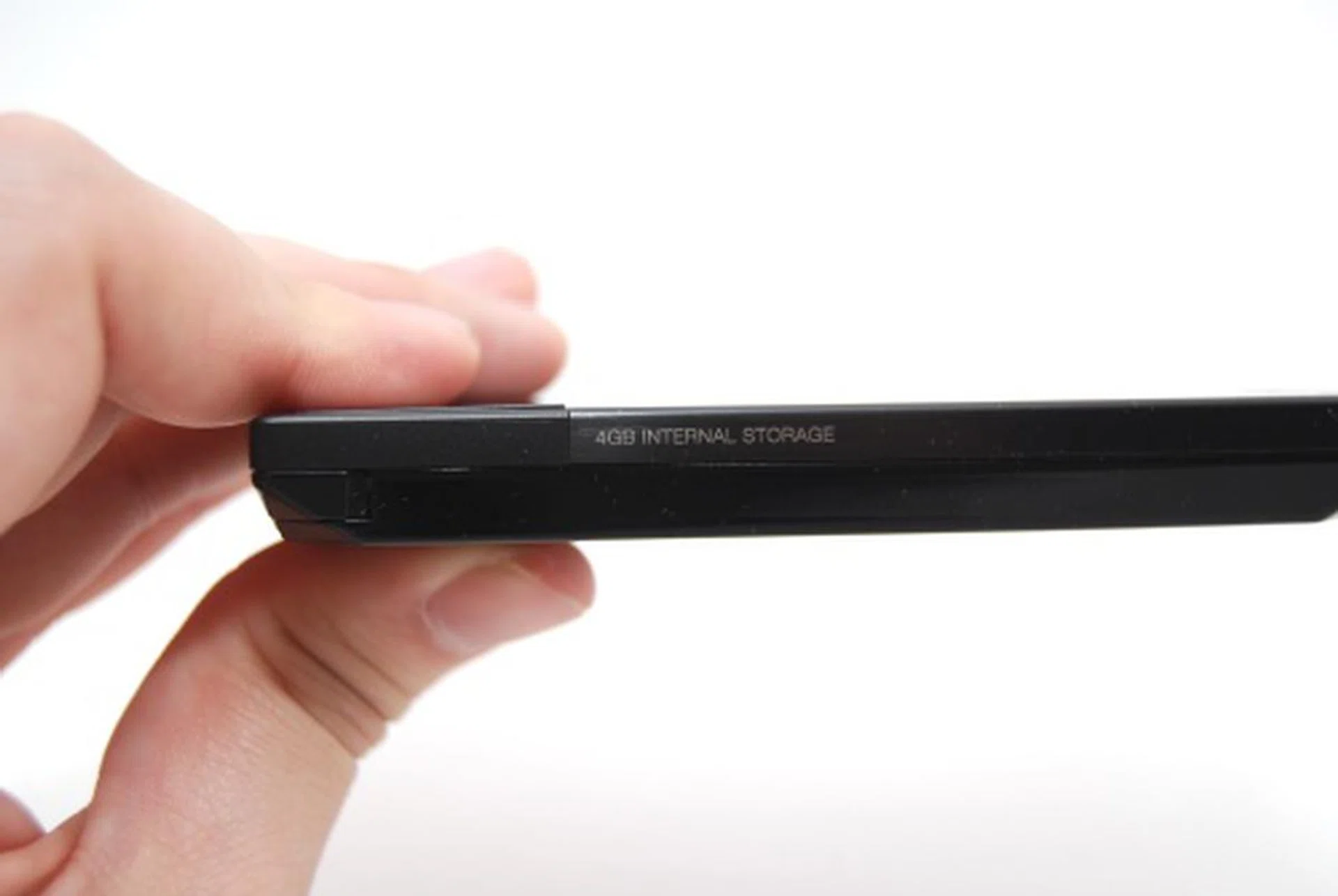 Proving once more its slender profile, we are looking at one of the slimmest Windows Mobile devices to date, measuring 11.35mm with nigh little buttons protruding along its edges.
