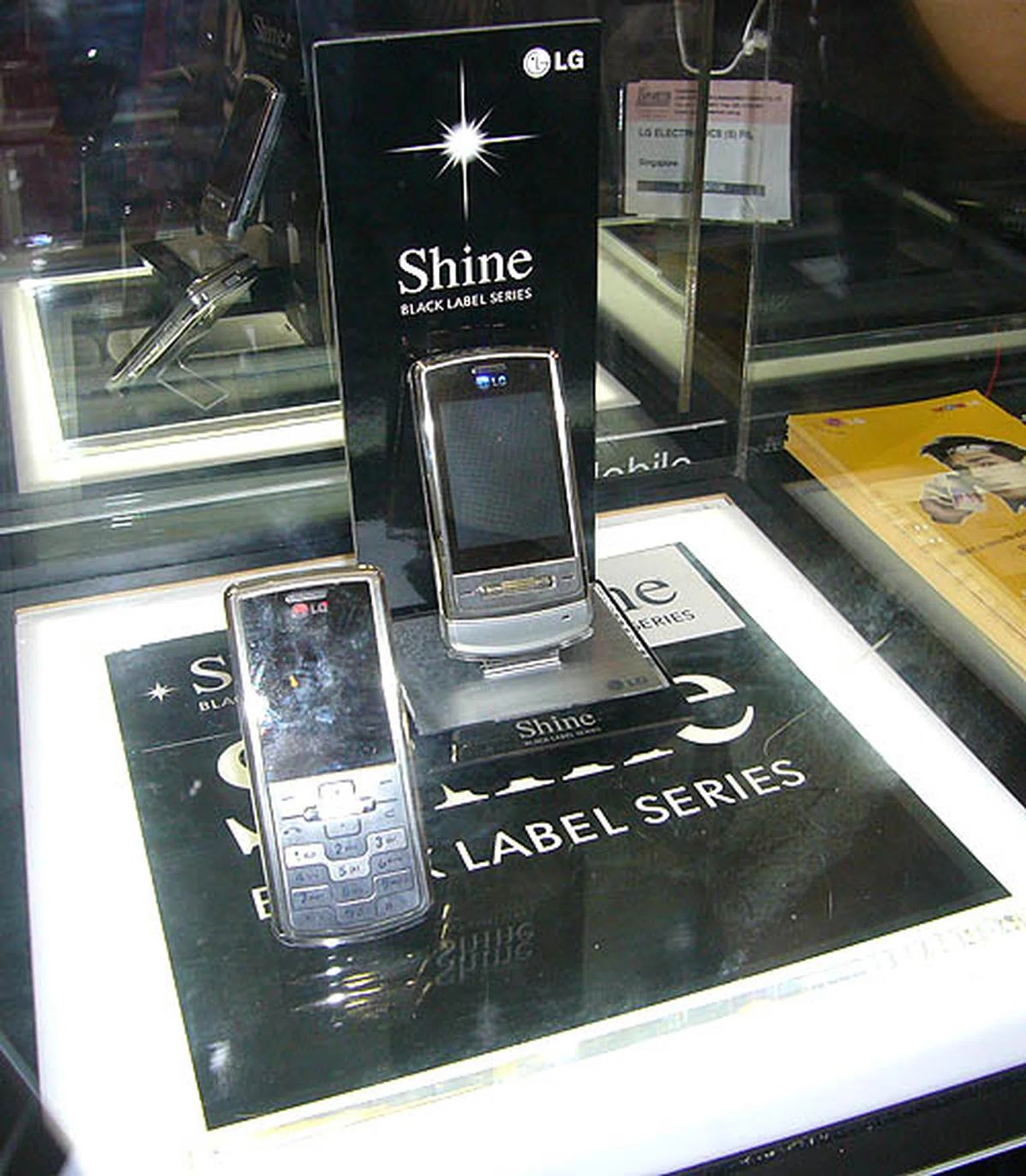  LG is heavily promoting its new Shine series of mobile phones. All the models available at its booth come with no contracts, with the lower-end Shine Bar KE770 priced at $398.  