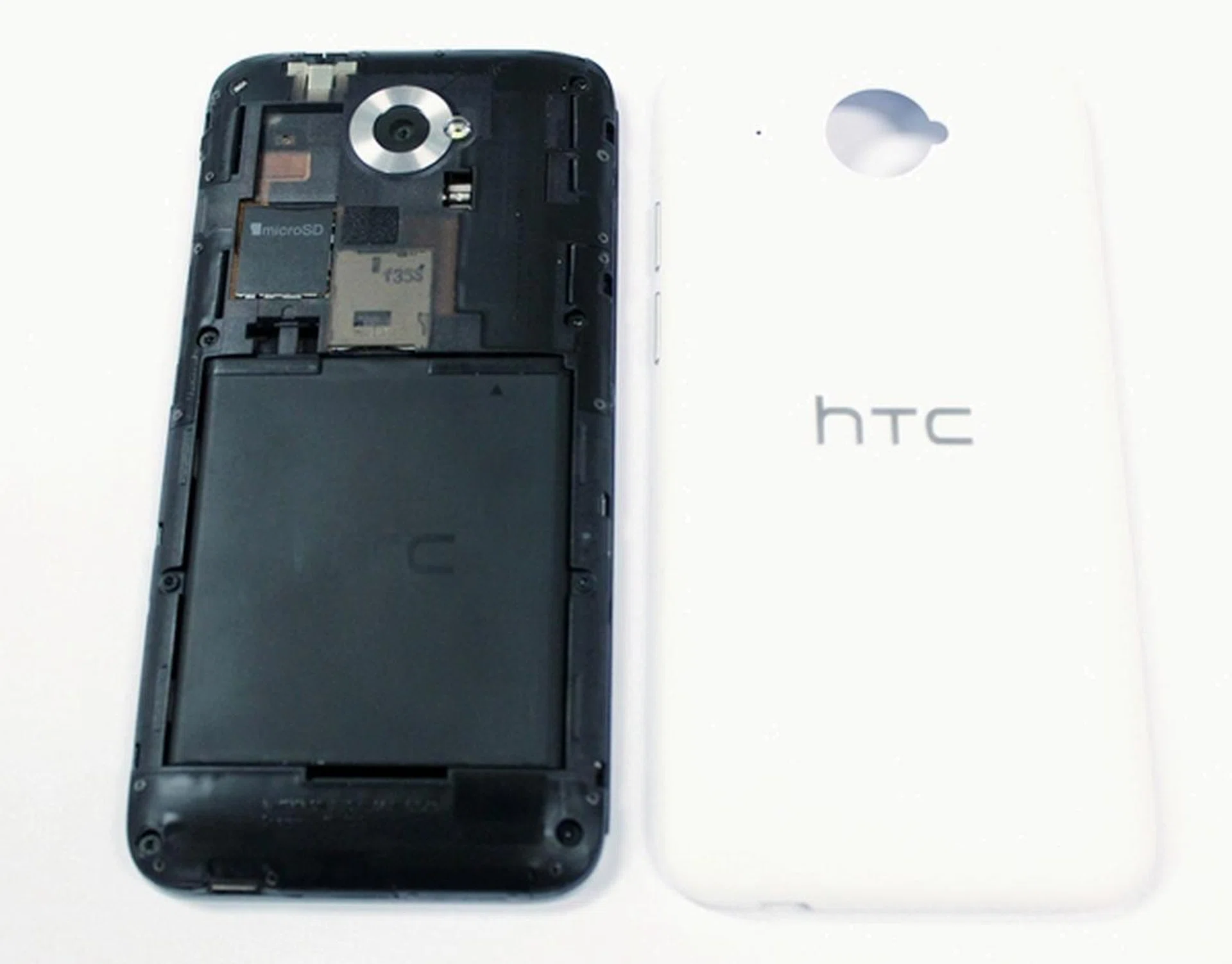 The back cover is a little tricky to remove, but it shouldn't be an issue once you learn the technique. Having said that, the Desire 601 has a removable battery and a microSD card slot that's only accessible when the cover is removed.