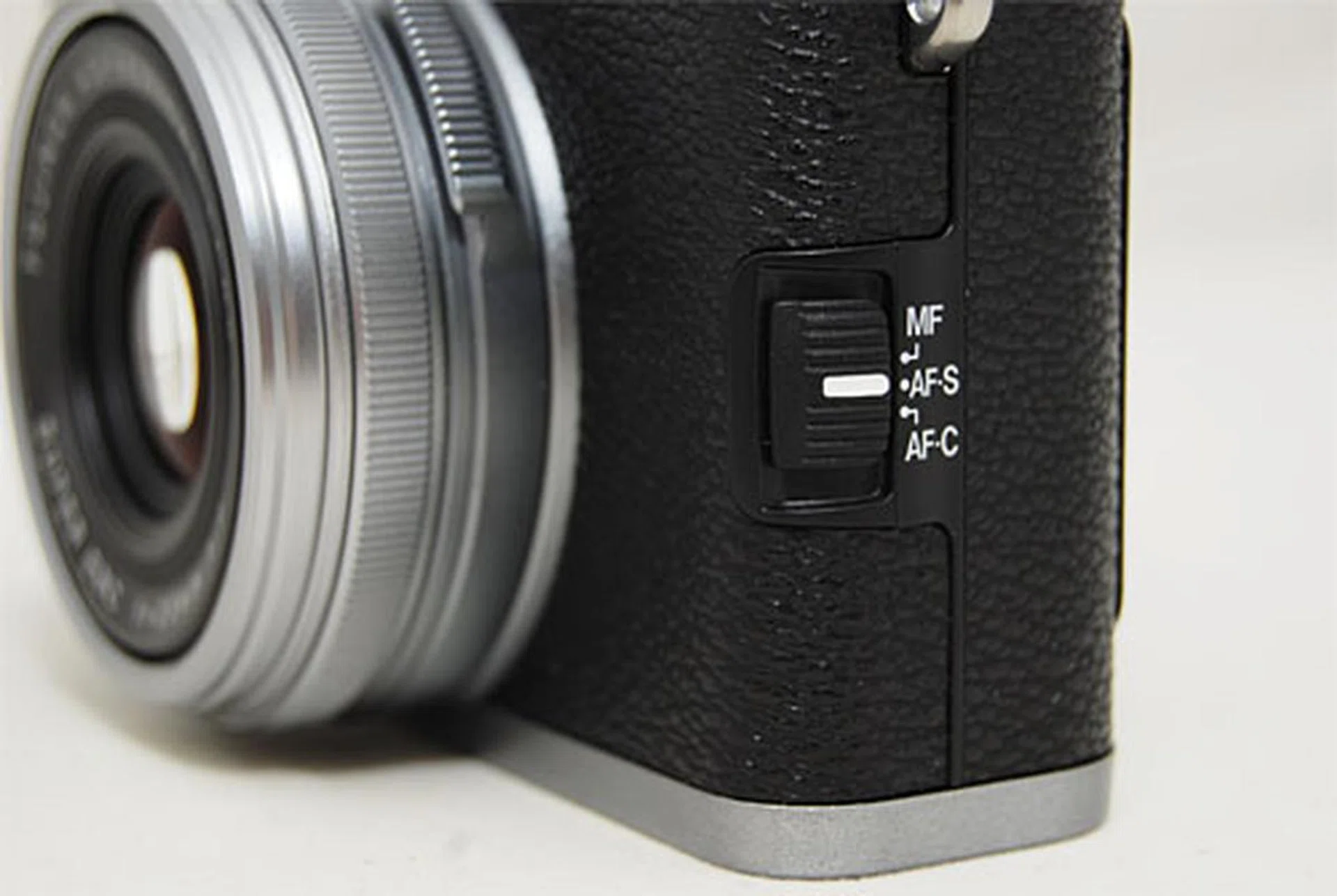 Change focusing modes using this switch by the side.