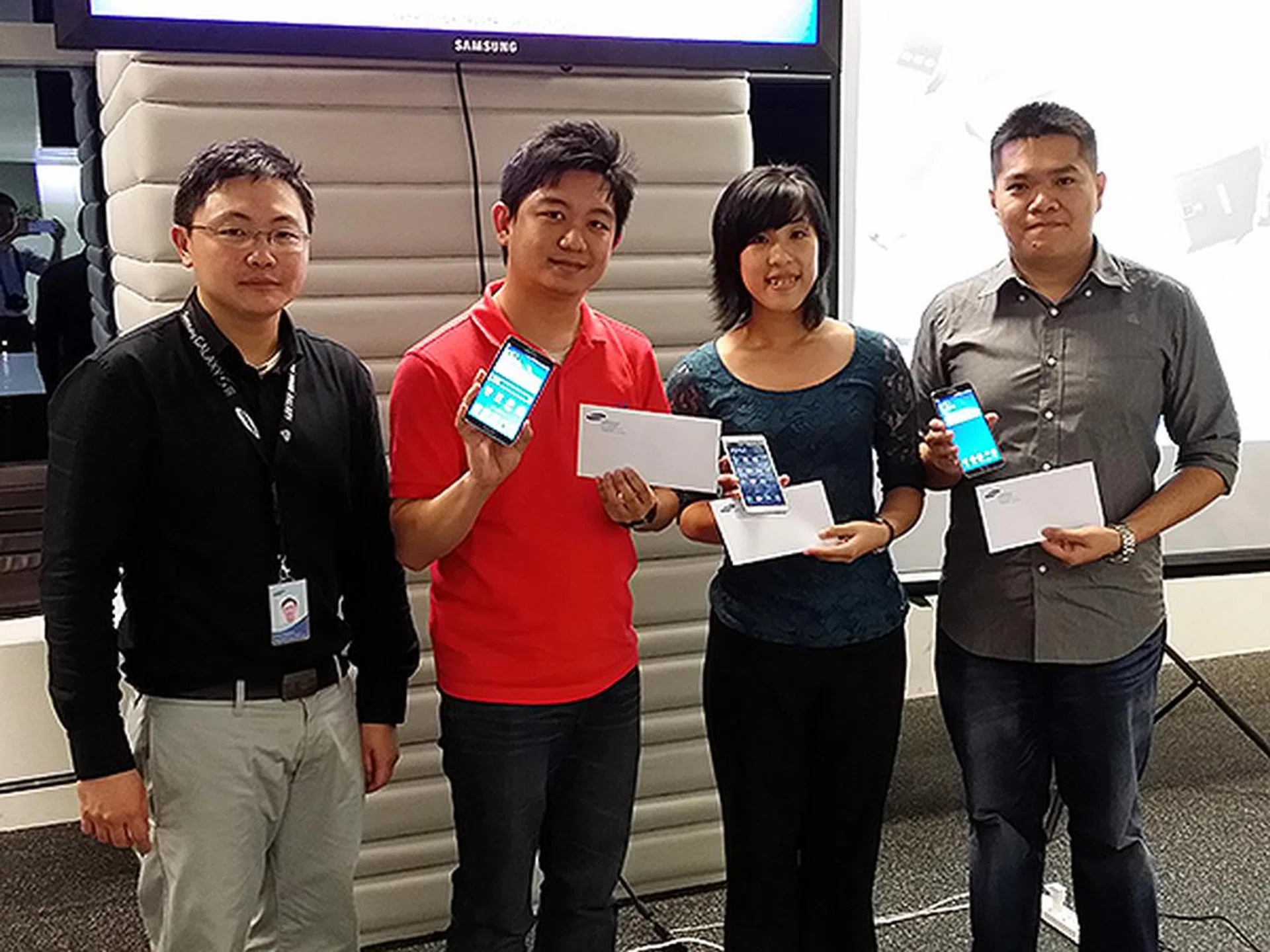 Mr. Chua Khim Guan, product marketing manager of Samsung mobile products (left) with the three Galaxy Note 3 winners.