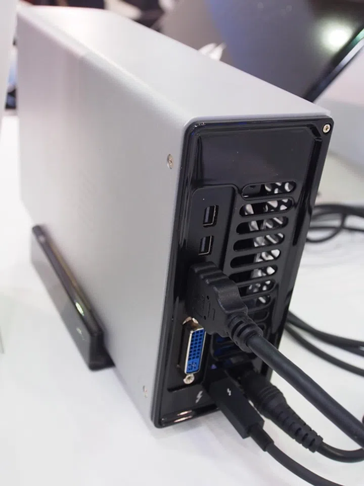 The enclosure has two mini DisplayPorts, one Dual-link DVI and one HDMI port. GUS may be released in Q3 of this year and may feature high-end cards based on Radeon HD 7970 GPUs.