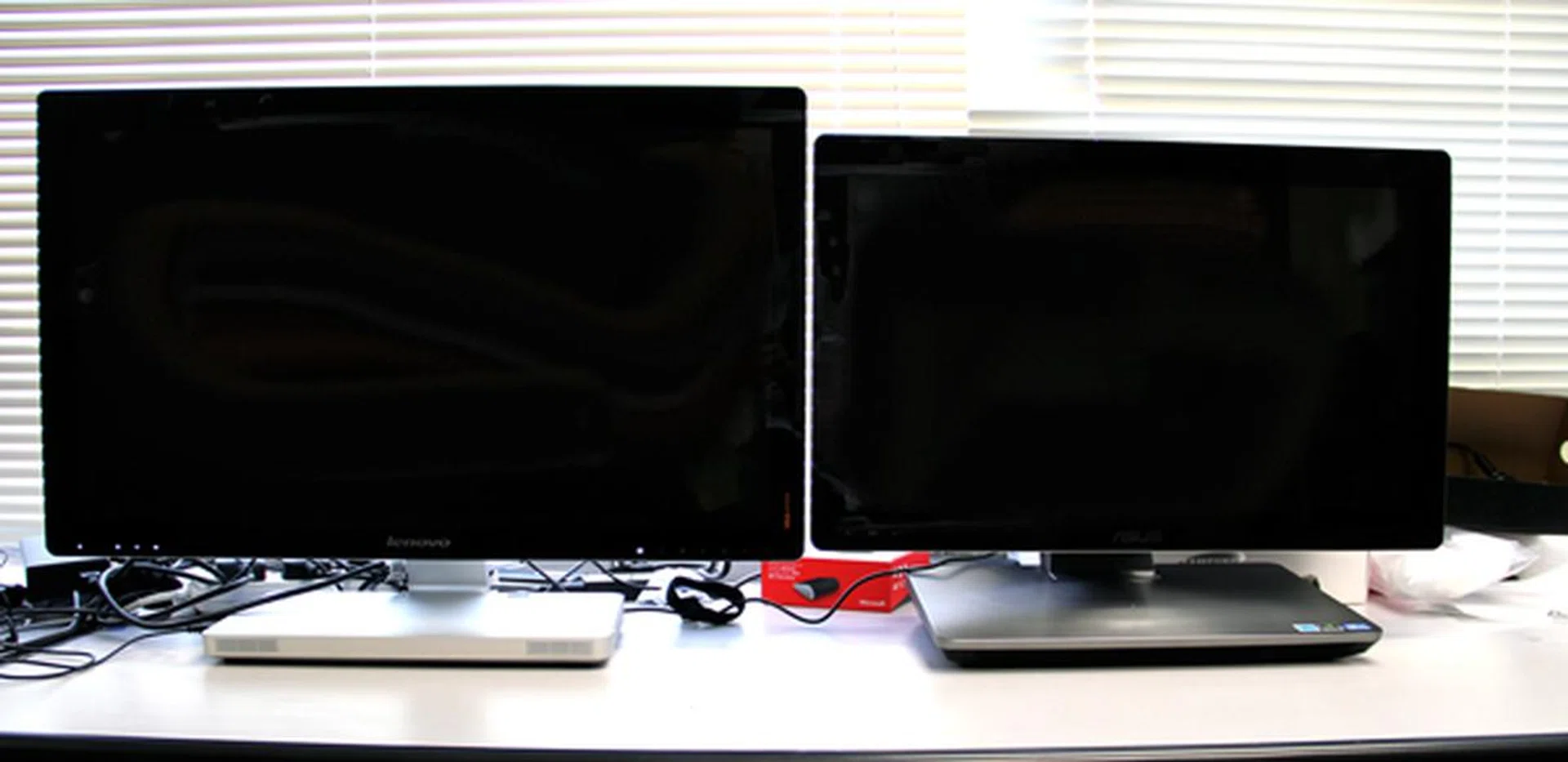 Juxtaposed with the Lenovo A720 IdeaCentre, we can see stark similarities between the two AIOs.