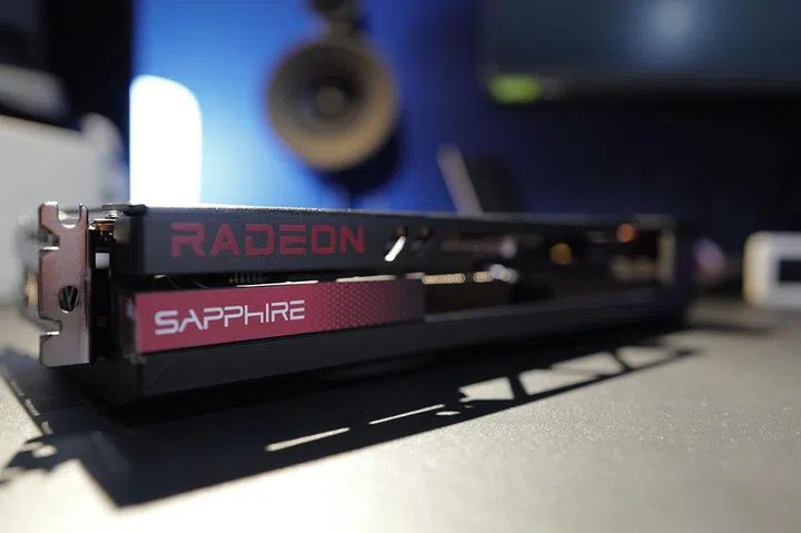 Sapphire Radeon RX 7700 XT.