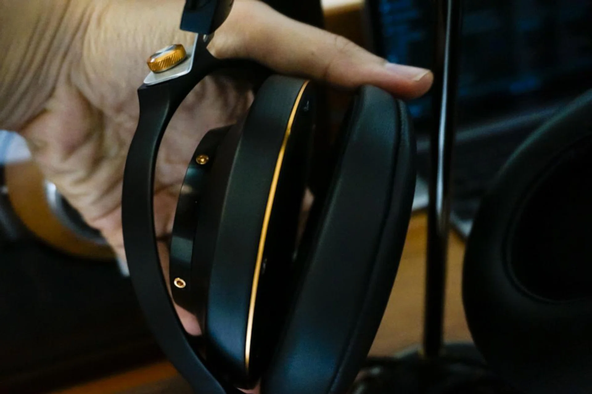 The ear cushions are easily replaceable. 