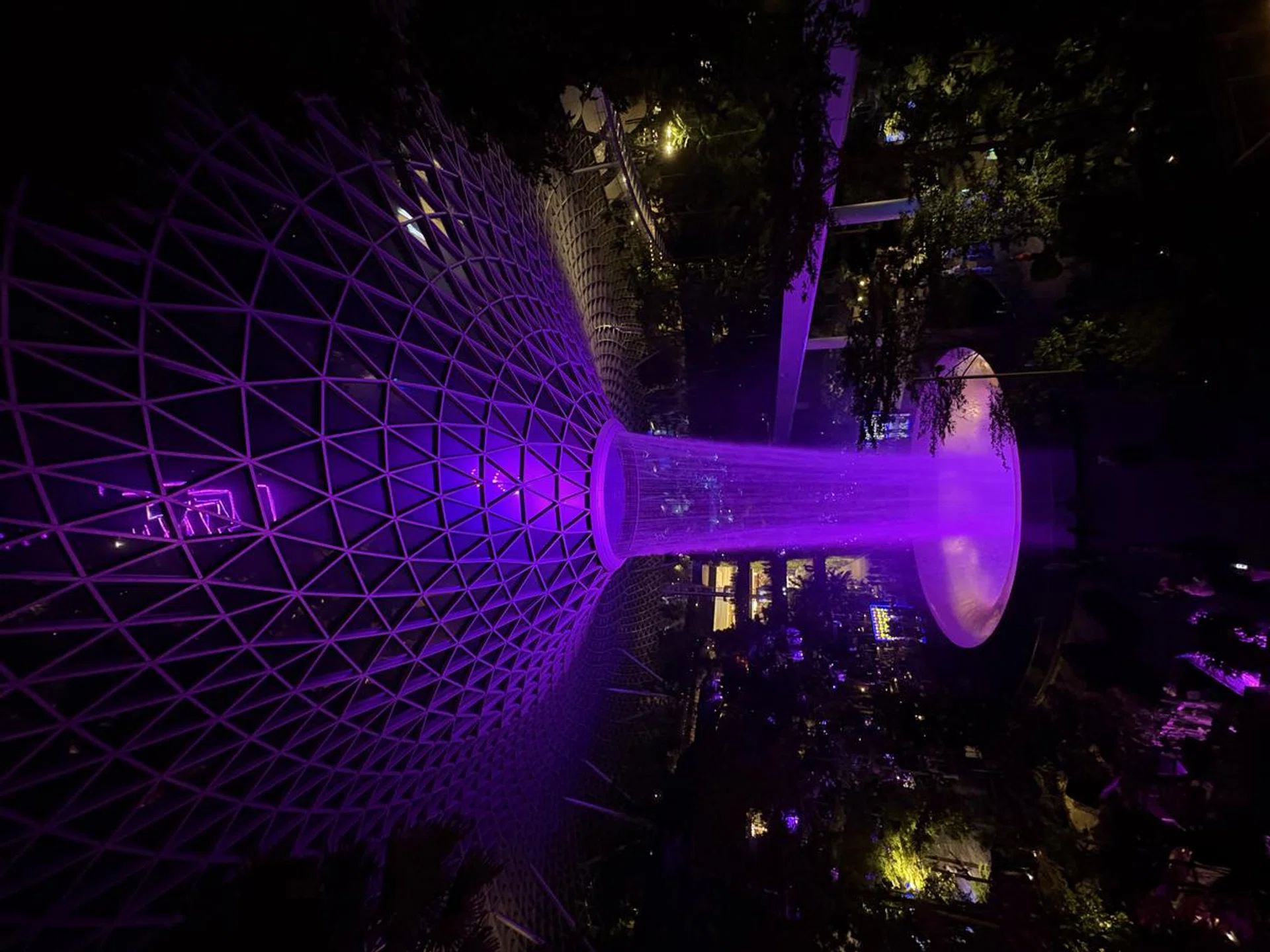 Despite the slightly faster lens that captures more light, the ultra wide's performance falls quite rapidly once it gets dark. (Click to see image in full resolution) Photo: HWZ