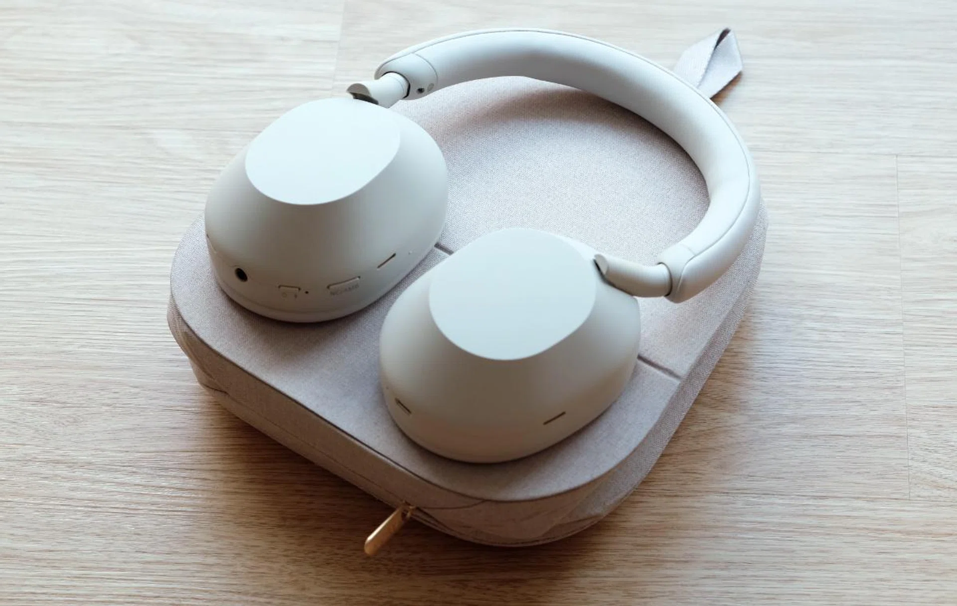 The WH-1000XM5's excellent ANC ability and sound quality is letdown by its frustrating design.