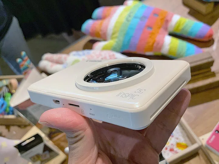 Despite being both a camera and printer, the iNSPiC S is no thicker than a pack of cards.