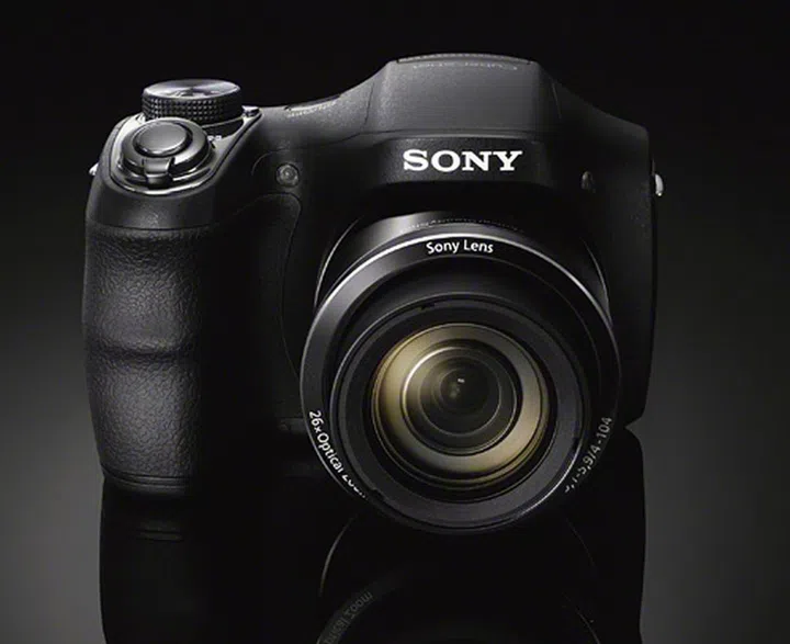 Cyber-shot H200 – 20.1 effective megapixels Super HAD CCD sensor, 26x optical zoom Sony lens, HD video, Intelligent Auto, Beauty Effect, Advanced Flash, compatible with AA dry batteries.