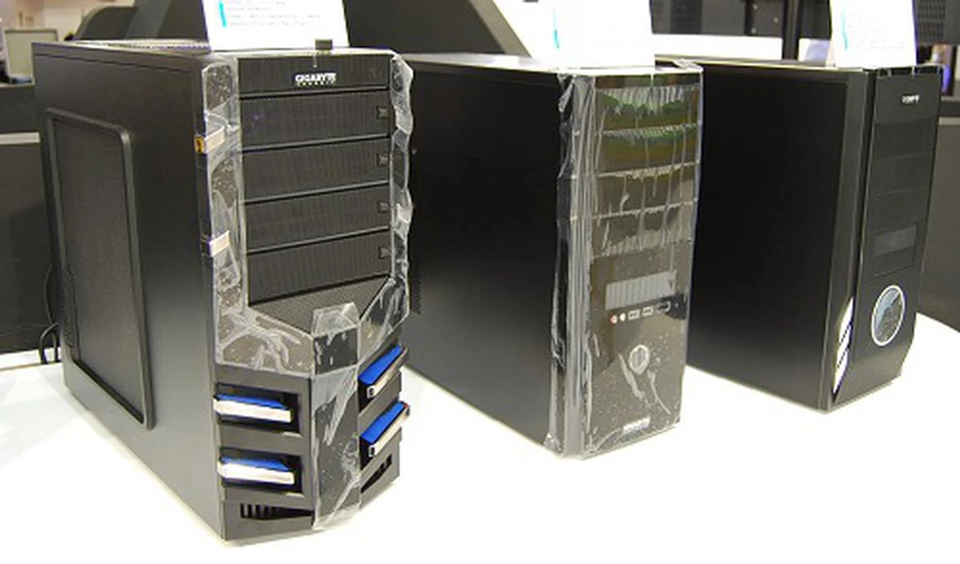 Of these new mid-tower Gigabyte casings, the first is the more personalized than the rest and is christened the Sumo Alpha. It's made from SECC steel, has a large ventilated mesh at the side, blue LEDs, front USB 3.0 ports and cable management behind the motherboards tray. The second is named Setto II 142 and is an even more compact mid-tower casing at only 480mm in depth. The last casing is just a different variant of the second case and is named Setto II 140.