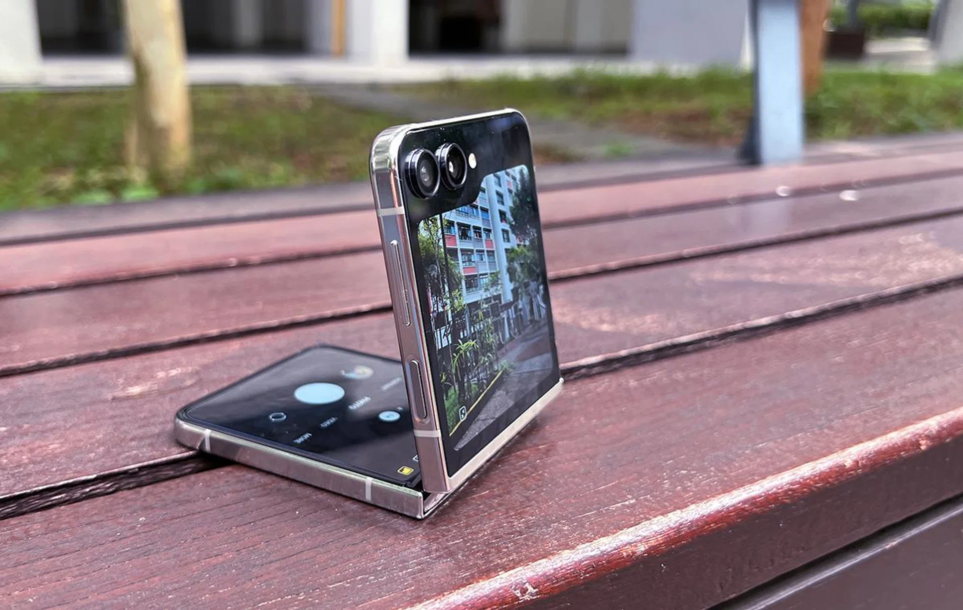 Previewing images and videos before taking from the front with the Samsung Galaxy Z Flip5.