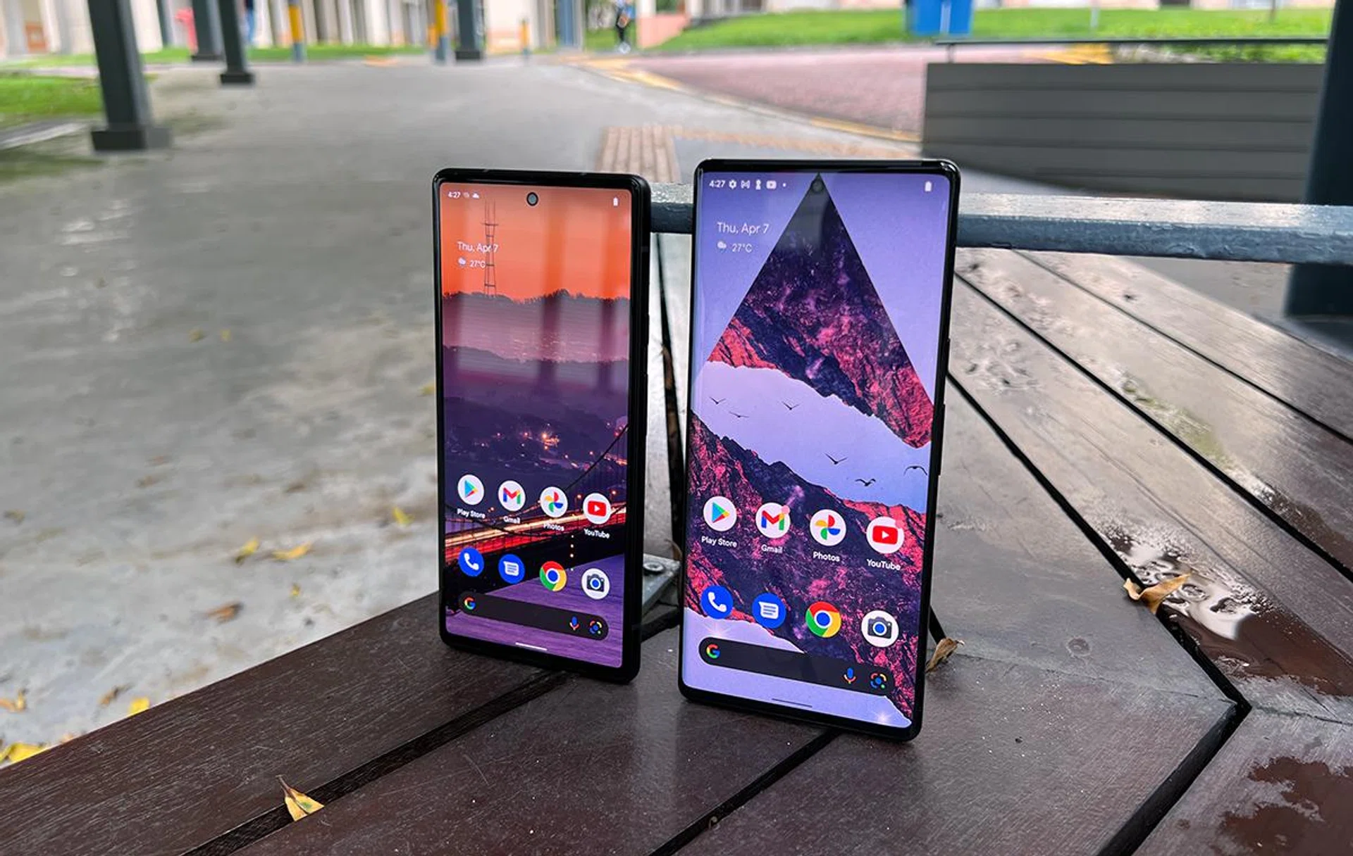 Google Pixel 6 (left) and Pixel 6 Pro (right).