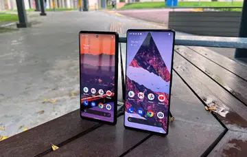 Google Pixel 6 (left) and Pixel 6 Pro (right).