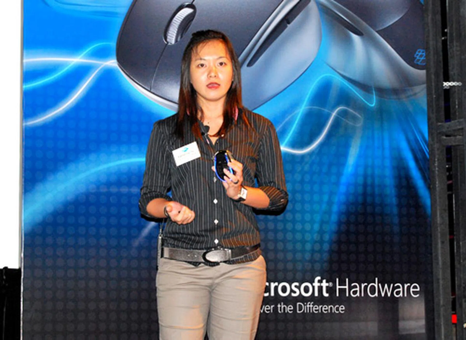  Katherine Teu, Microsoft Asia's Regional Marketing Manager for Hardware & Entertainment & Devices Division, shared with us the capabilities of the new BlueTrack technology.  