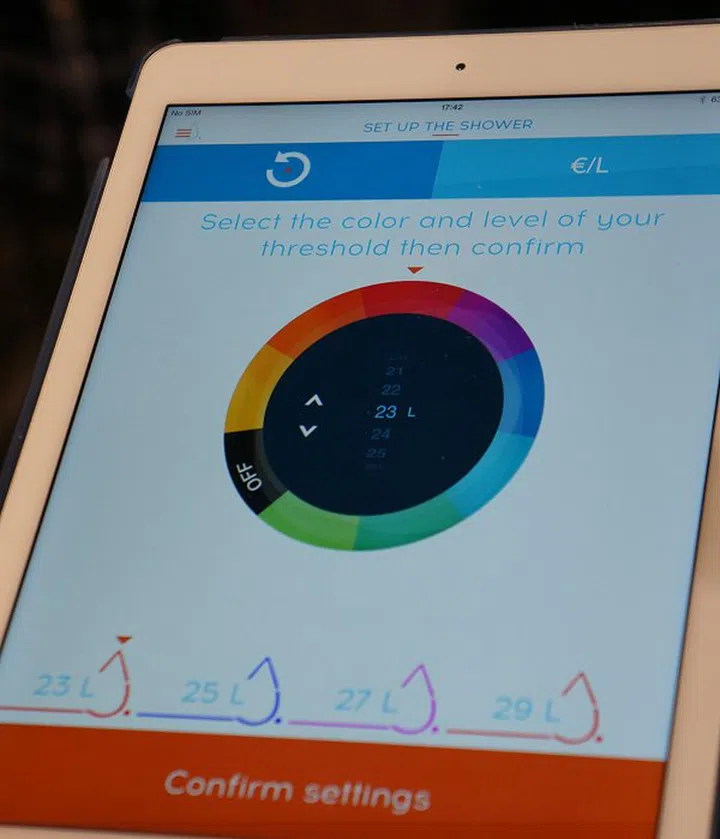 You can select warning color as well as water consumption thresholds. And this can be set for each member of your family.
