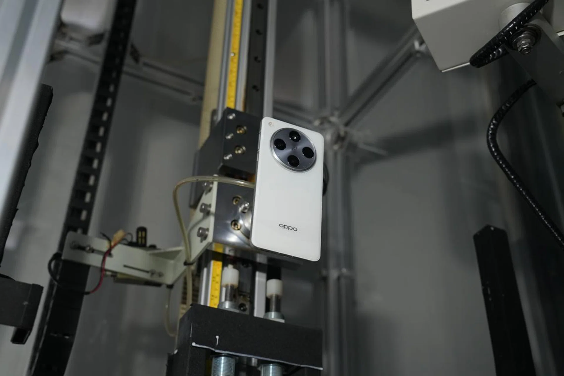 OPPO Find X8 Pro in the midst of a 1.2m drop test. Photo: OPPO.
