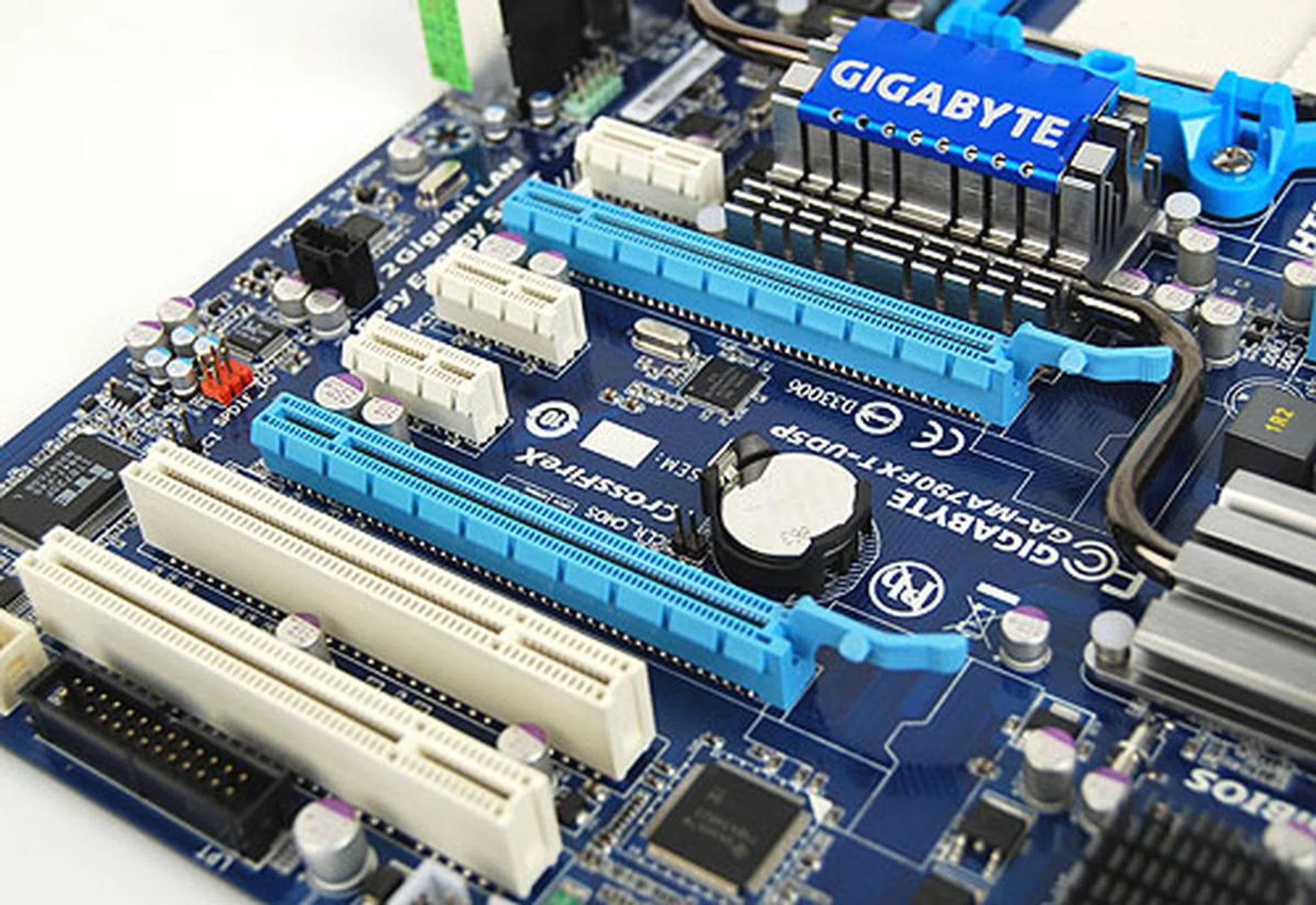 Of the three AMD 790FX motherboards, only the Gigabyte surprisingly could not do quad CrossFireX, with Gigabyte preferring PCIe x1 expansion slots instead. 