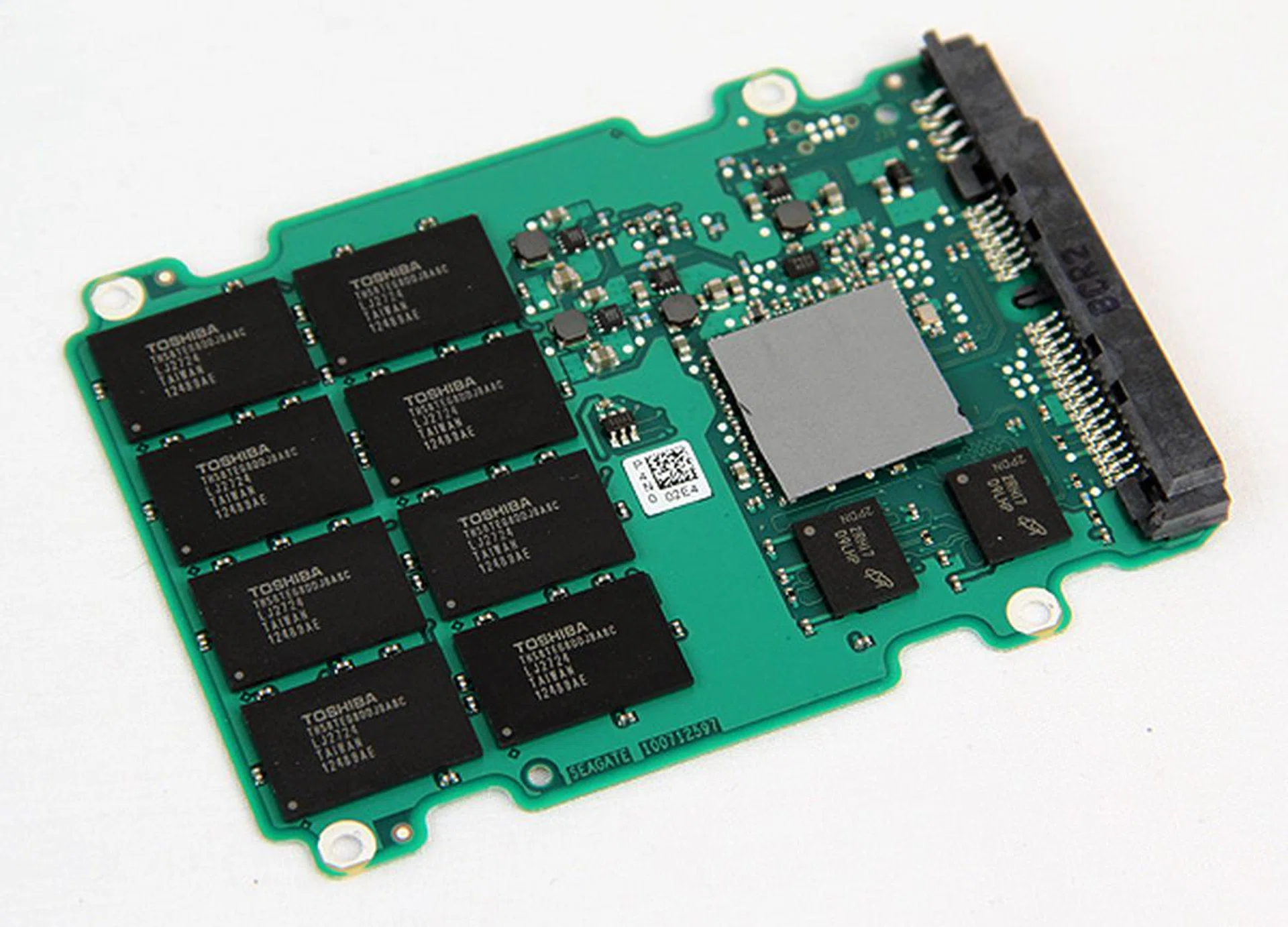 The 240GB variant of the Seagate 600 uses 32GB density NAND chips. The Link_A_Media controller is to the right, concealed by a thermal pad. Just next to it are two 128MB DRAM chips for caching.