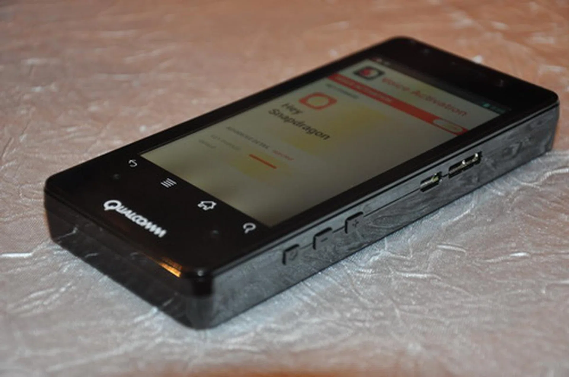 Similar to the tablet, the prototype smartphone also sports a thick profile. From this angle, we can see the camera button, volume/zoom rocker, USB 2.0, and USB 3.0 connectors occupying the side.