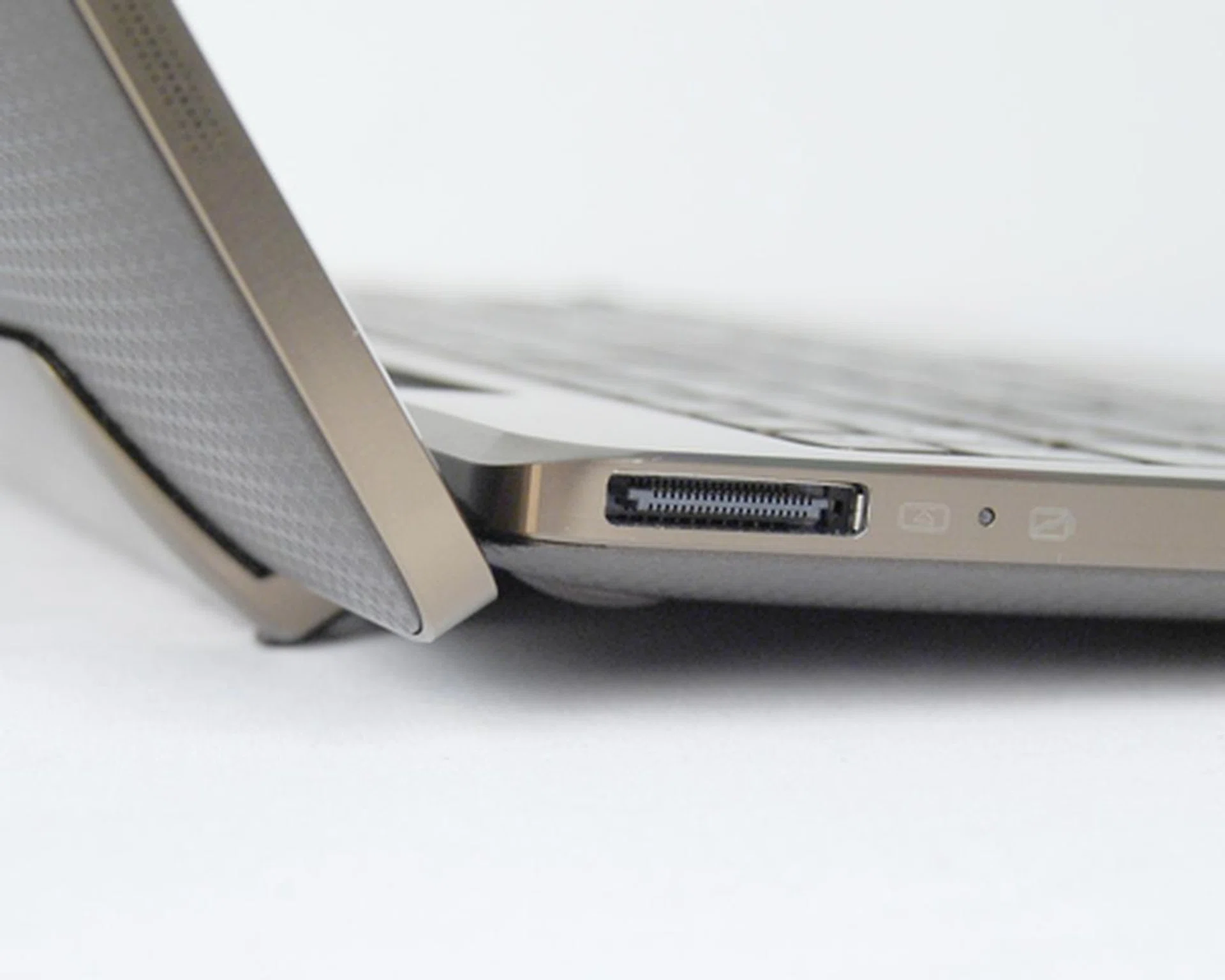 A 30-pin connector is located on the right of the keyboard attachment charges both the dock and the tablet concurrently.