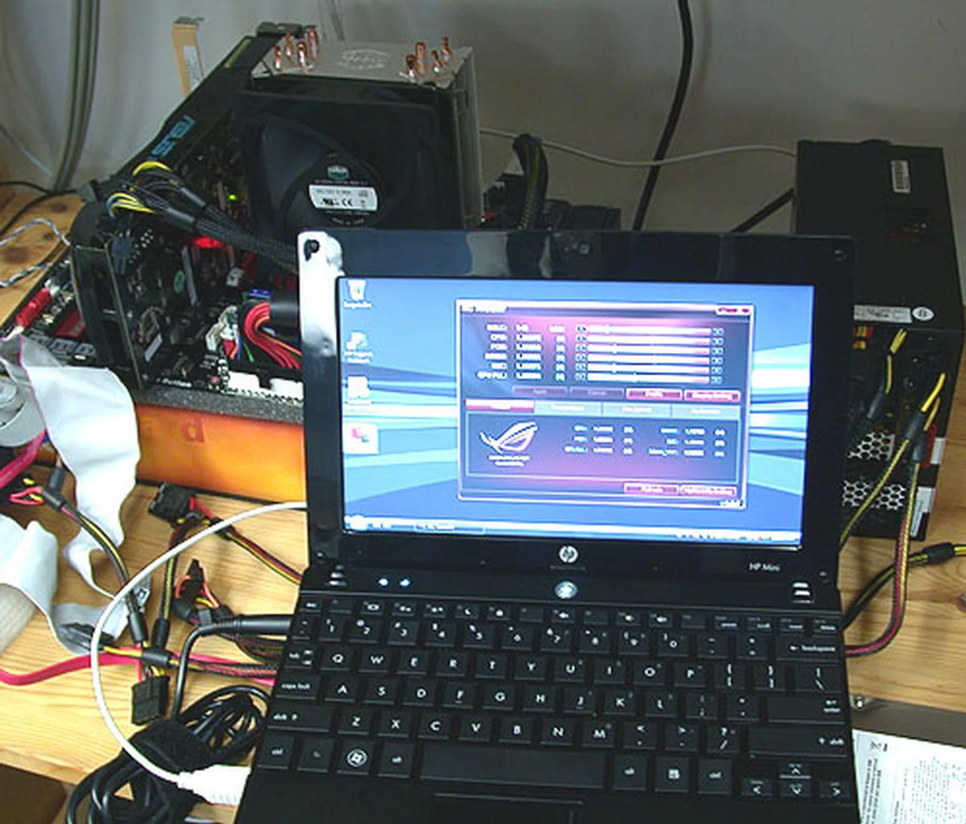The ROG Connect in action. Our netbook here had the ASUS tweaking utility installed and it was able to access the frequency, voltage and other BIOS settings on the Maximus III Formula in real time through the ROG Connect feature.