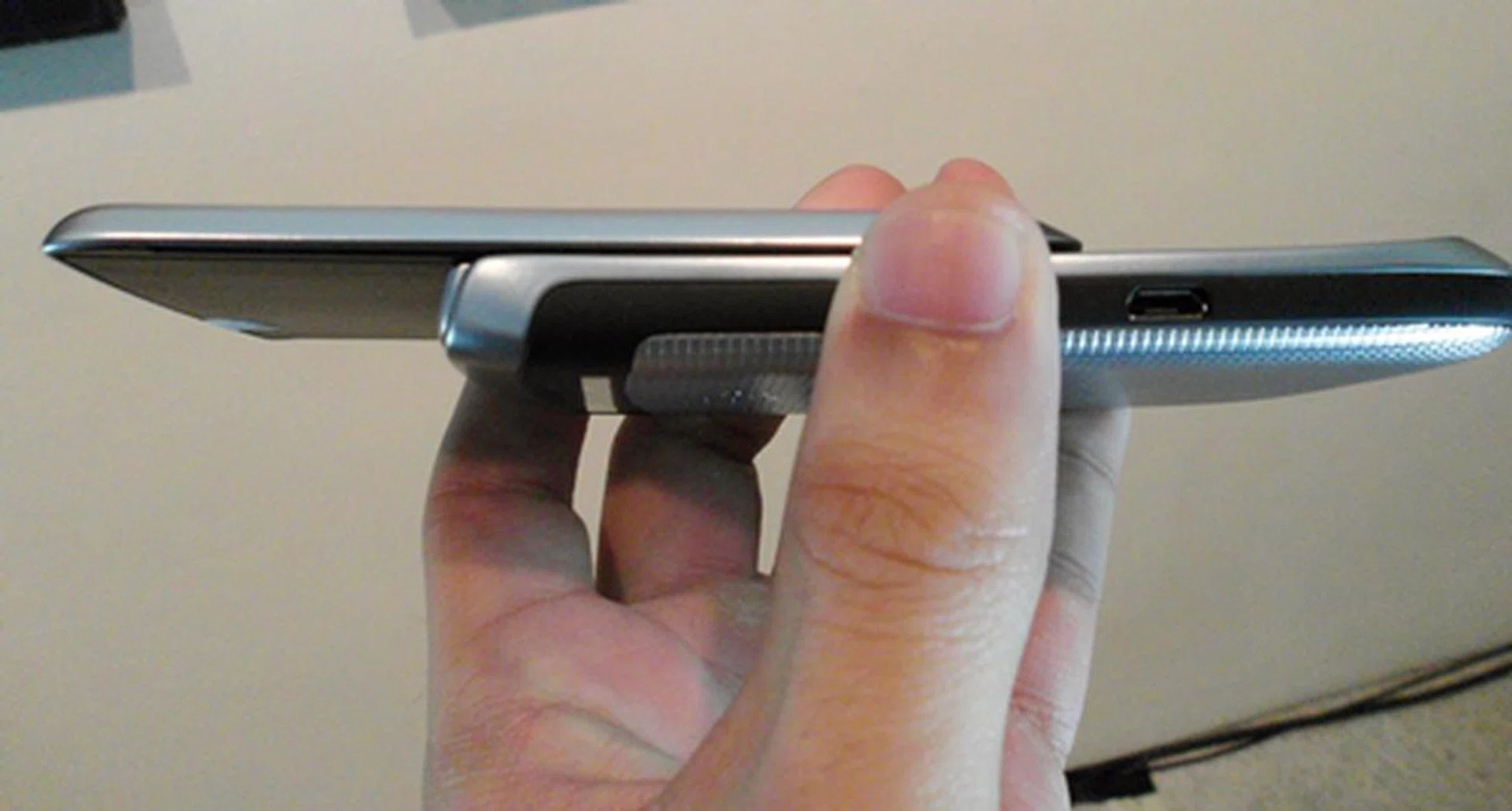 As expected from RIM, the sliding mechanism of the BlackBerry Torch 9810 felt smooth. Because of its form factor, the Torch 9810 looks and feels thick. 