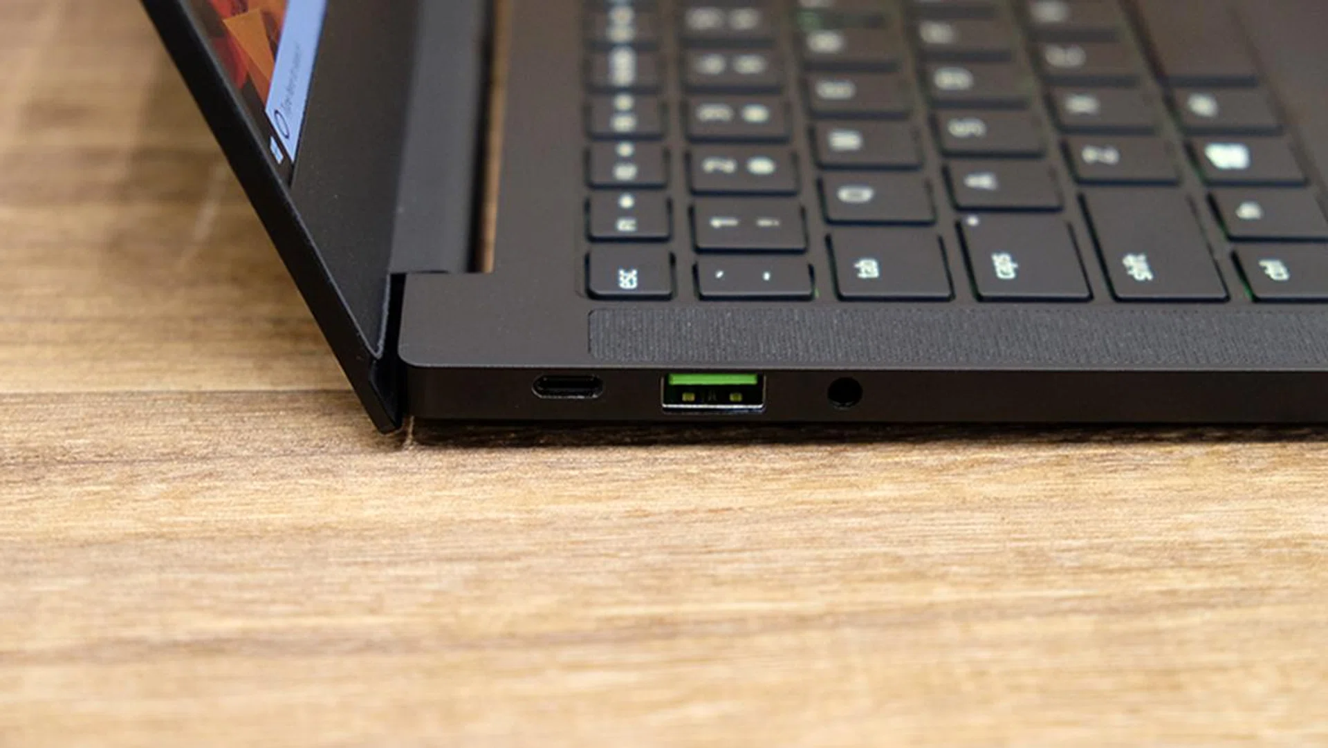 On each side is a USB-C port and a USB-A port. The USB-C port on the right side supports Thunderbolt 3.