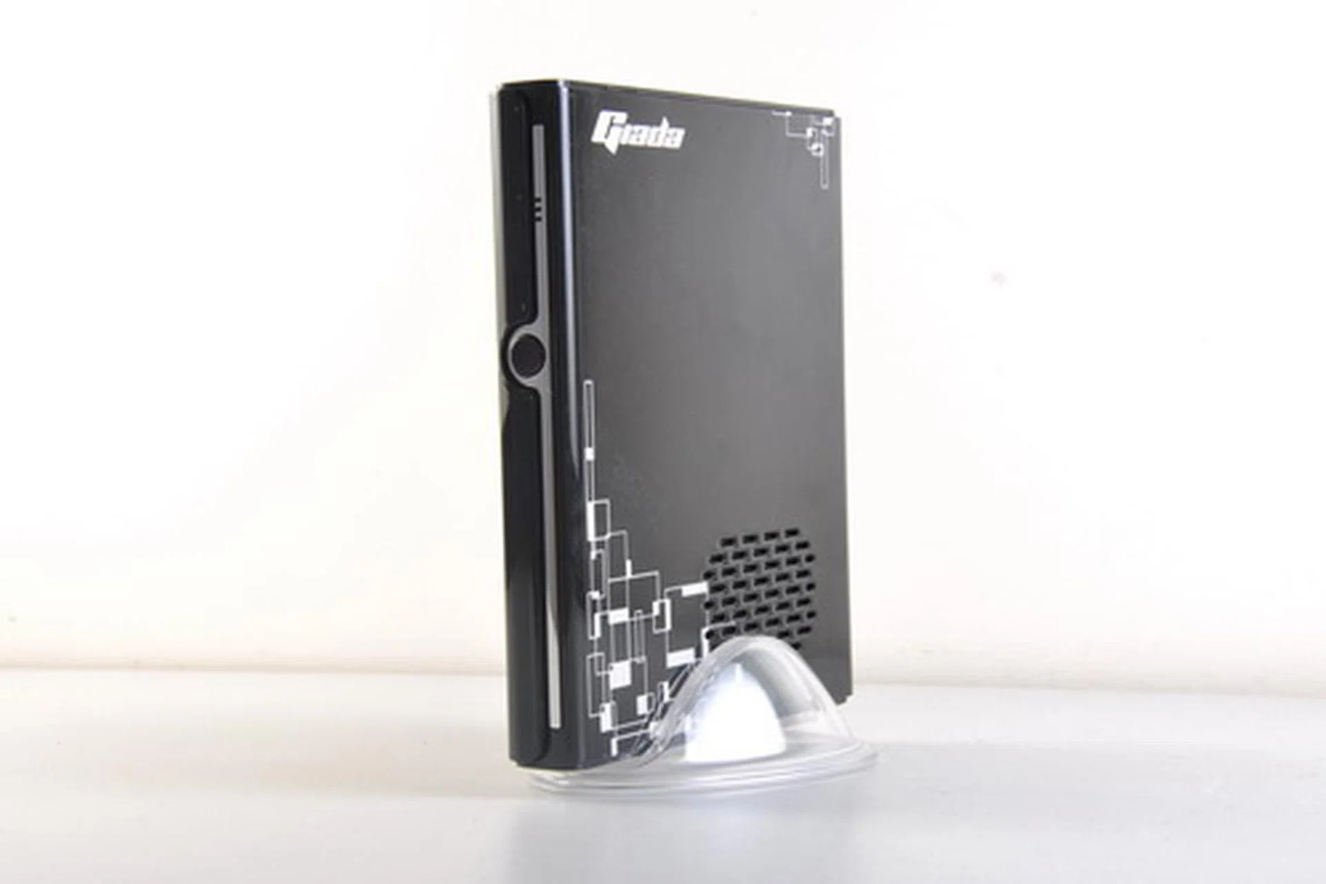 On the outside, Giada's Mini PC i51 espouses the form factor of a nettop. Giada bundles it with a simple plastic stand that is designed to support the entire unit upright.