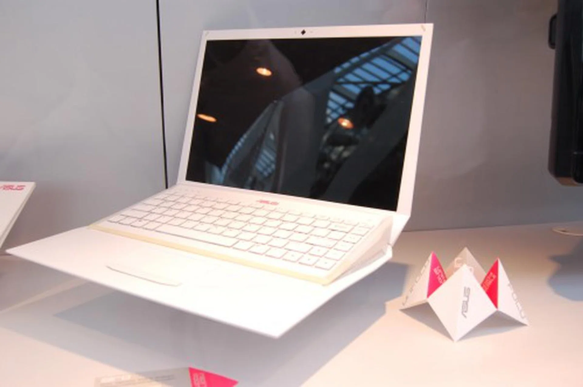  Here are more concept designs of folding notebooks taking cue from origami; this one has a working name called Airo. It's raised keyboard design improves cooling and typing comfort.  