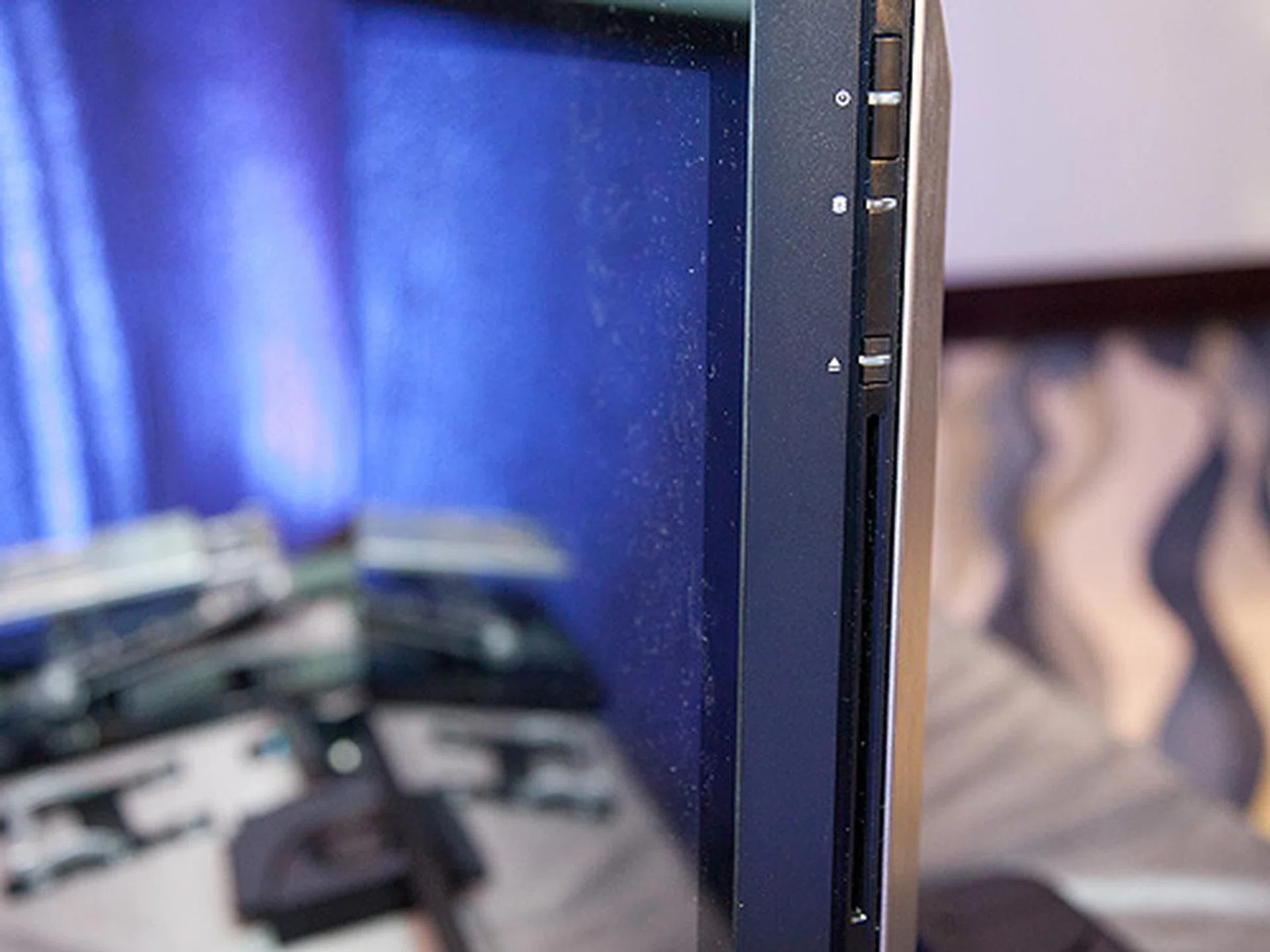 On the top right side of the system, you'll find the power button, a HDD activity lamp and the slot loading optical drive with its eject button right above it. The workstation comes with a standard DVD burner although users have the option to pick a Blu-ray burner.